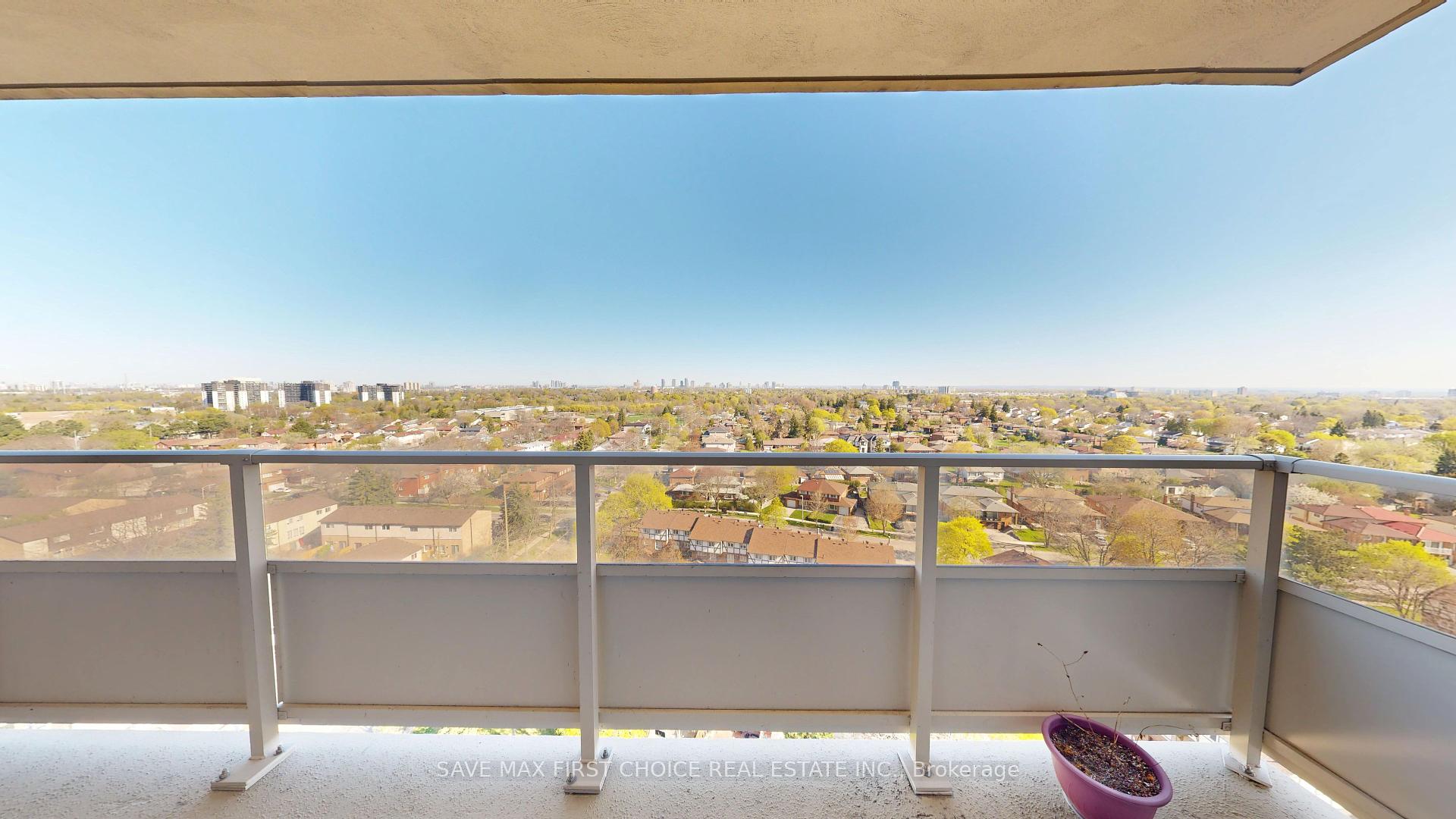 3 Bedrooms Condo at 15 Torrance, Toronto For sale