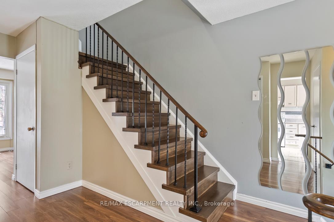 3 Bedrooms Condo at 750 Burnhamthorpe, Mississauga For sale