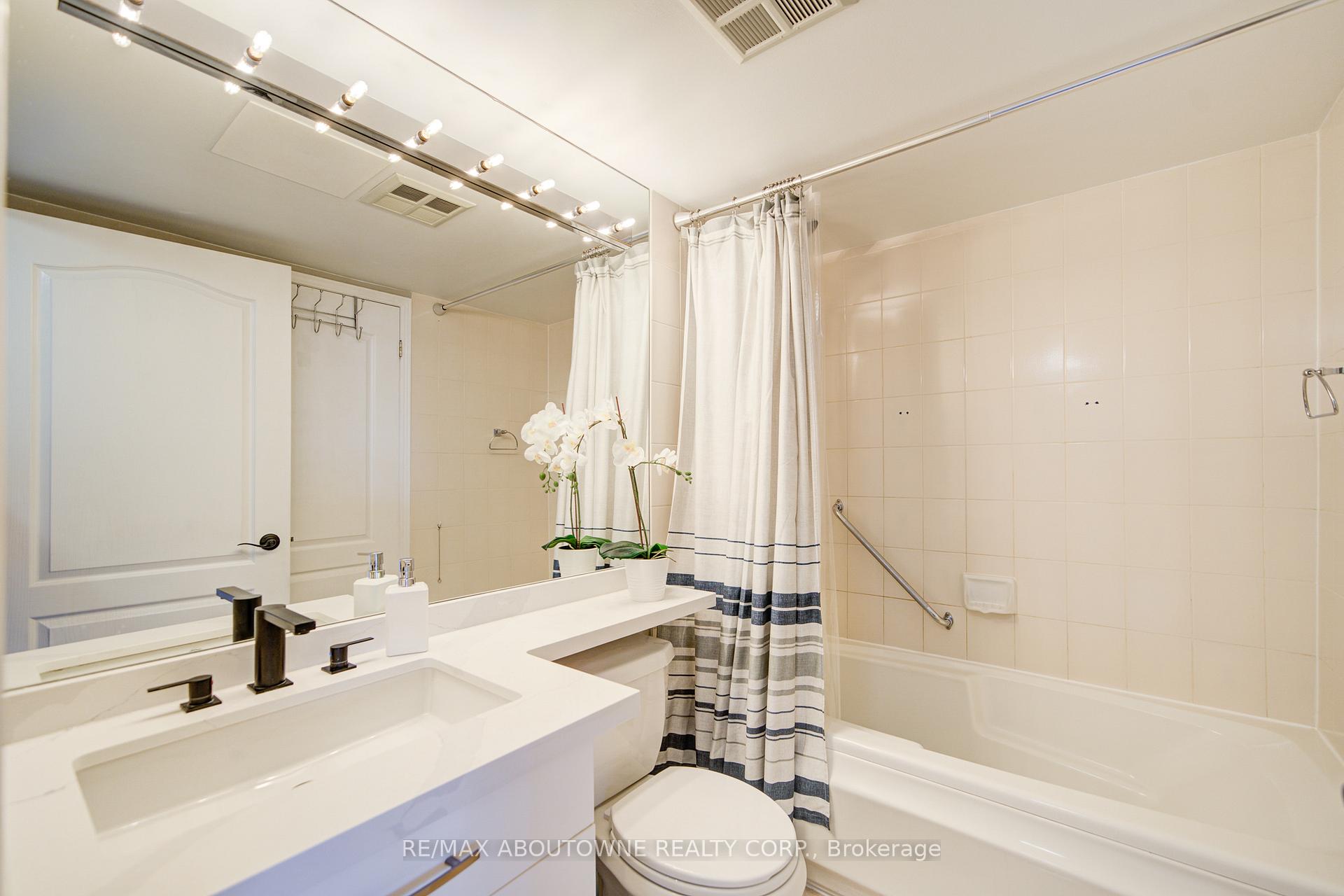 2 Bedrooms Condo at 1276 Maple Crossing, Burlington For sale