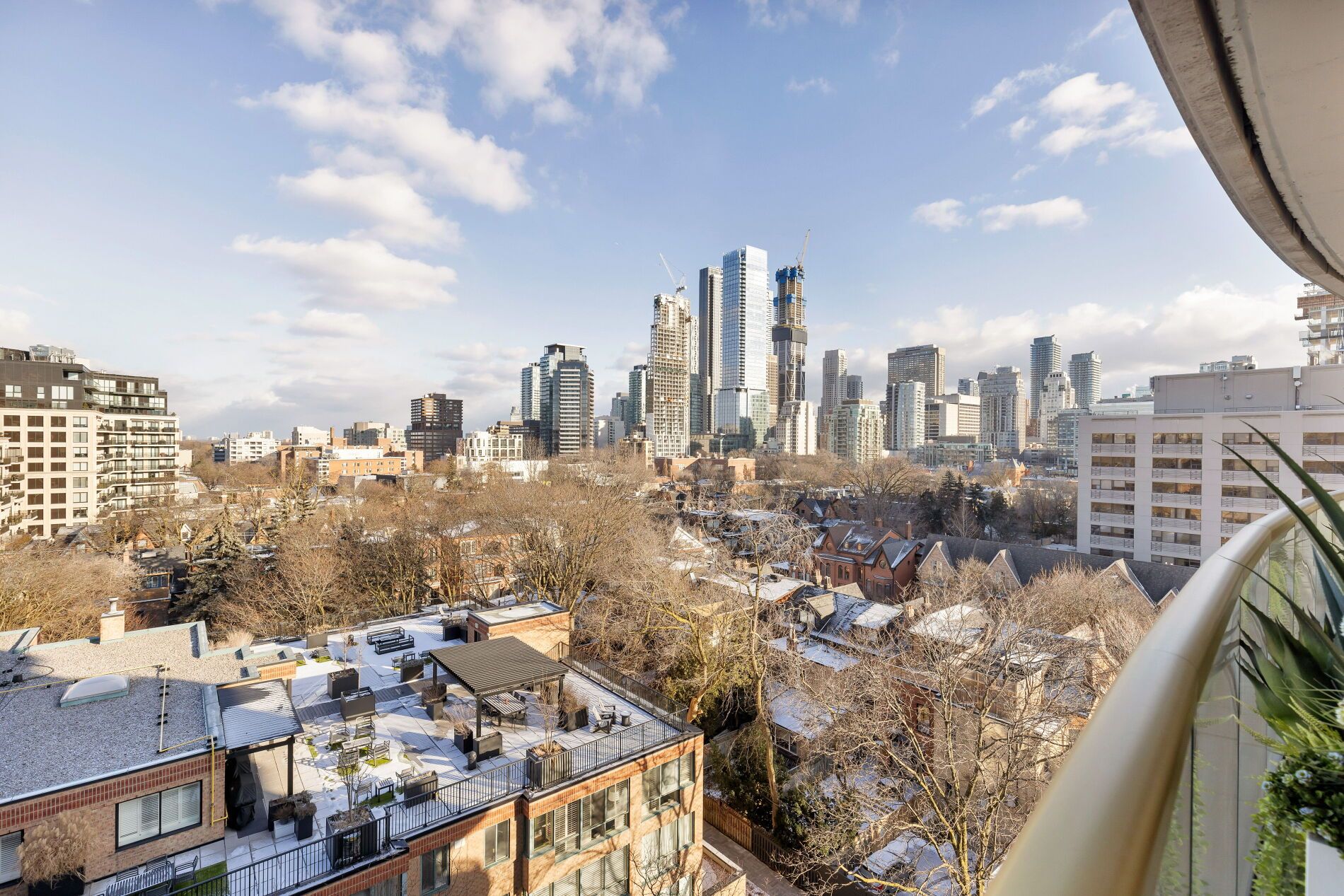 151 Avenue Road 805