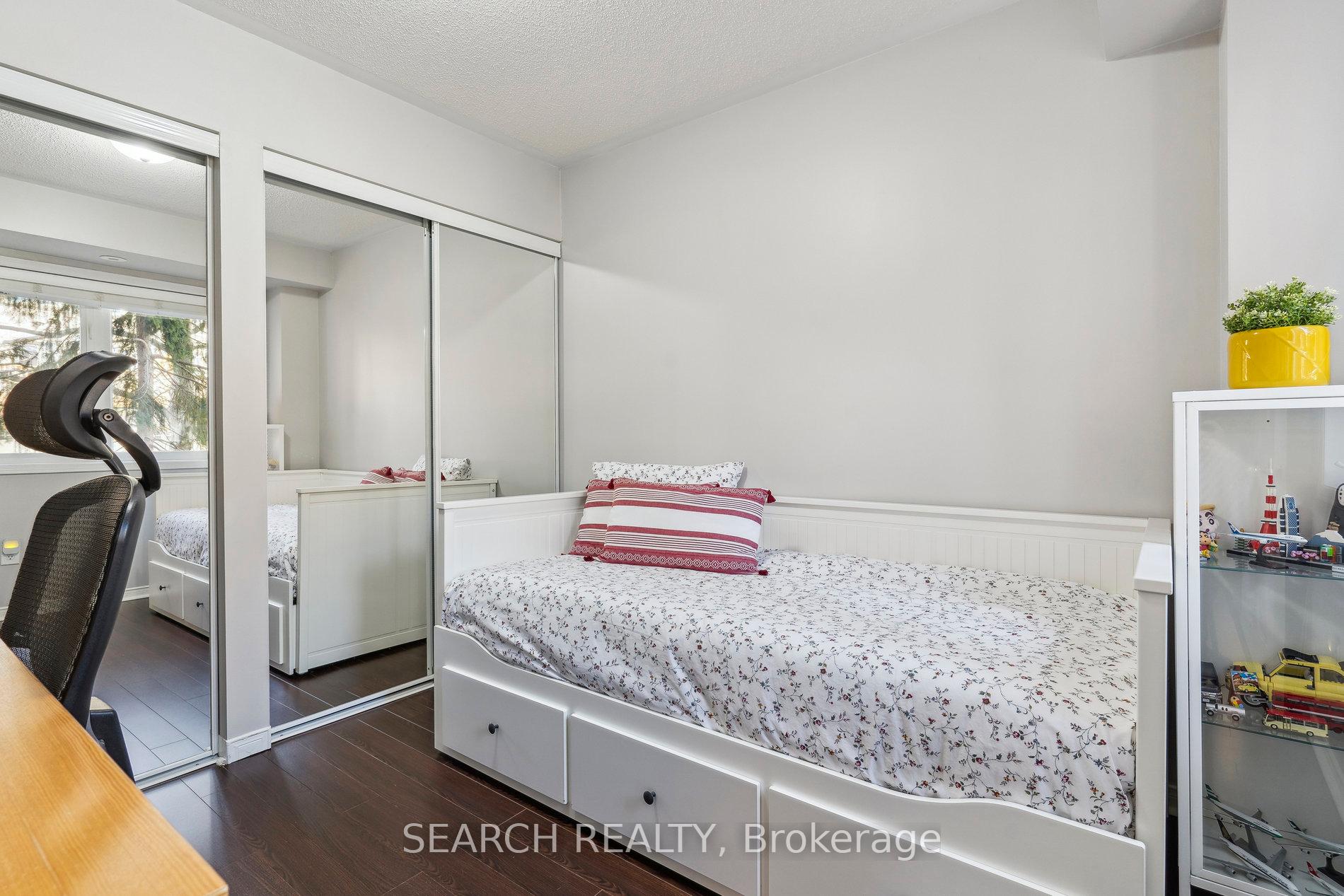 2 Bedrooms Condo at 4975 Southampton, Mississauga For sale