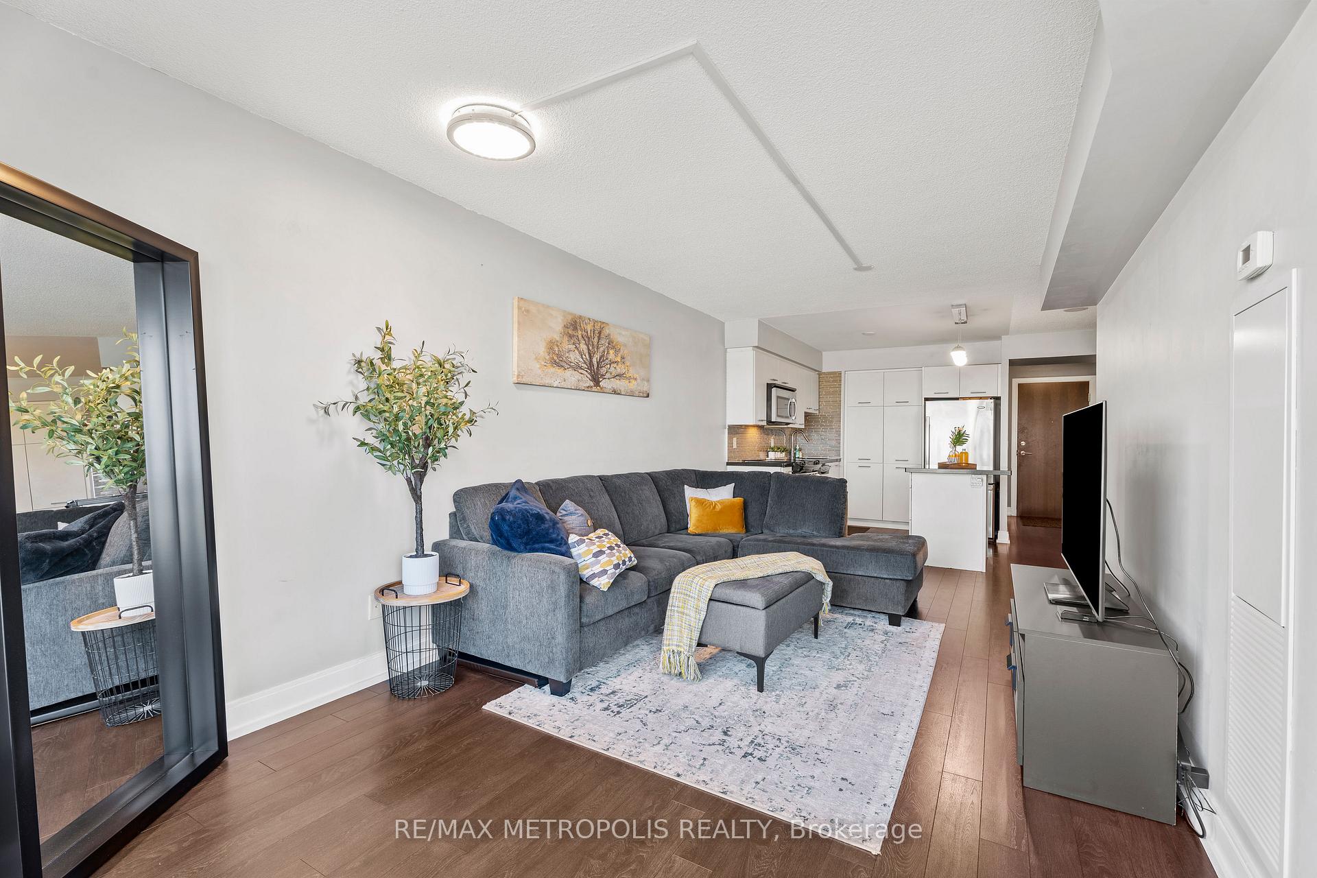 1 Bedroom Condo at 135 Village Green, Toronto For sale