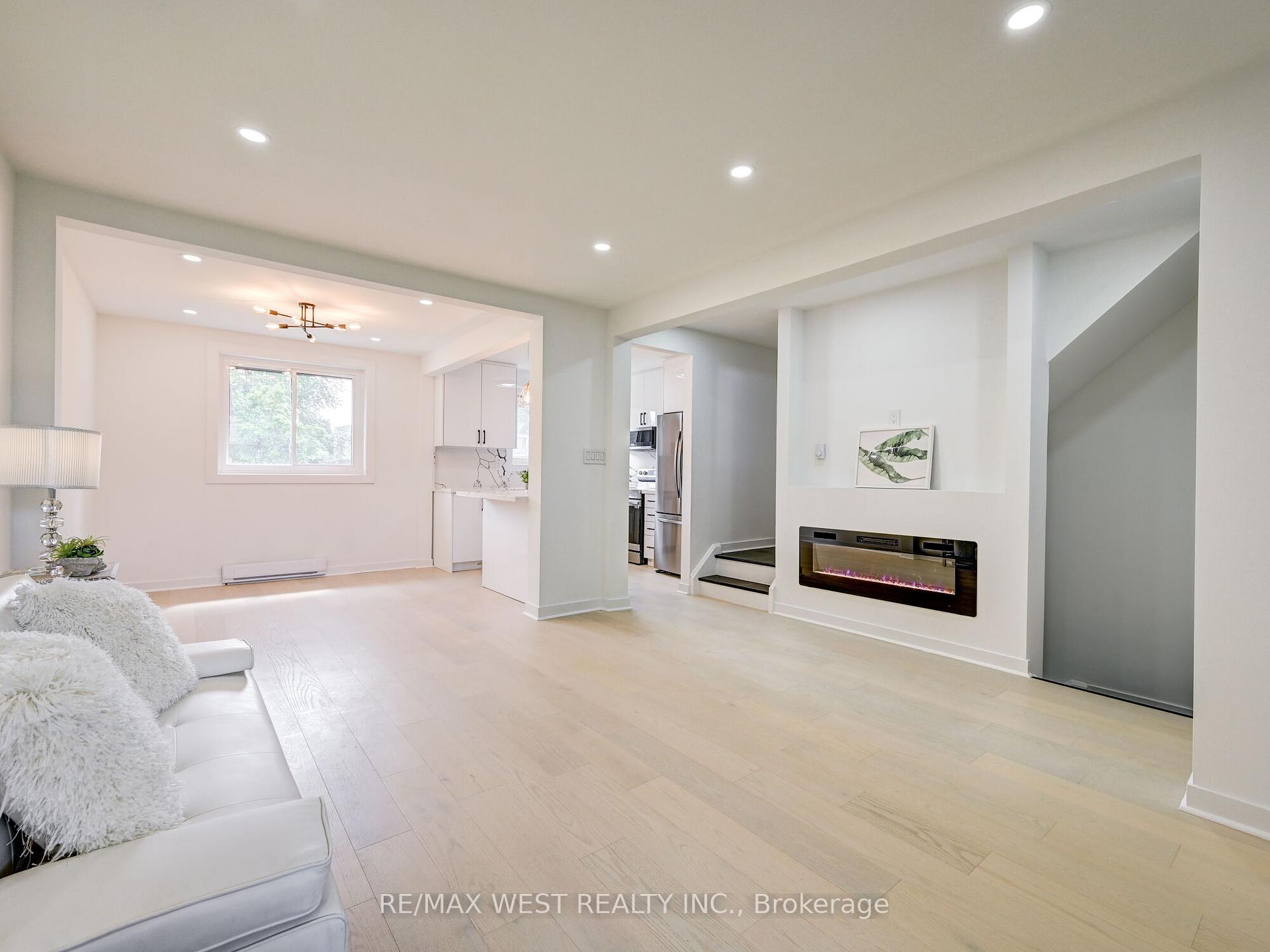 3 Bedrooms Condo at 22 Tandridge, Toronto For sale