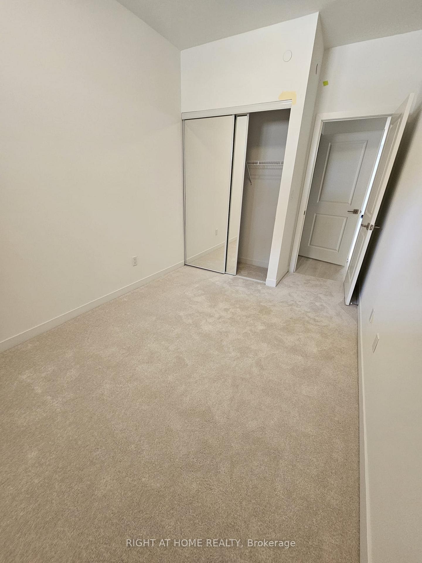 3 Bedrooms Condo at 4017 Hickory, Mississauga For sale