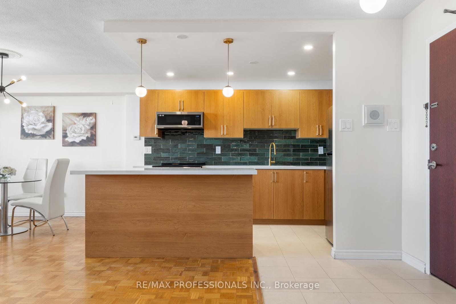 3 Bedrooms Condo at 360 Ridelle, Toronto For sale