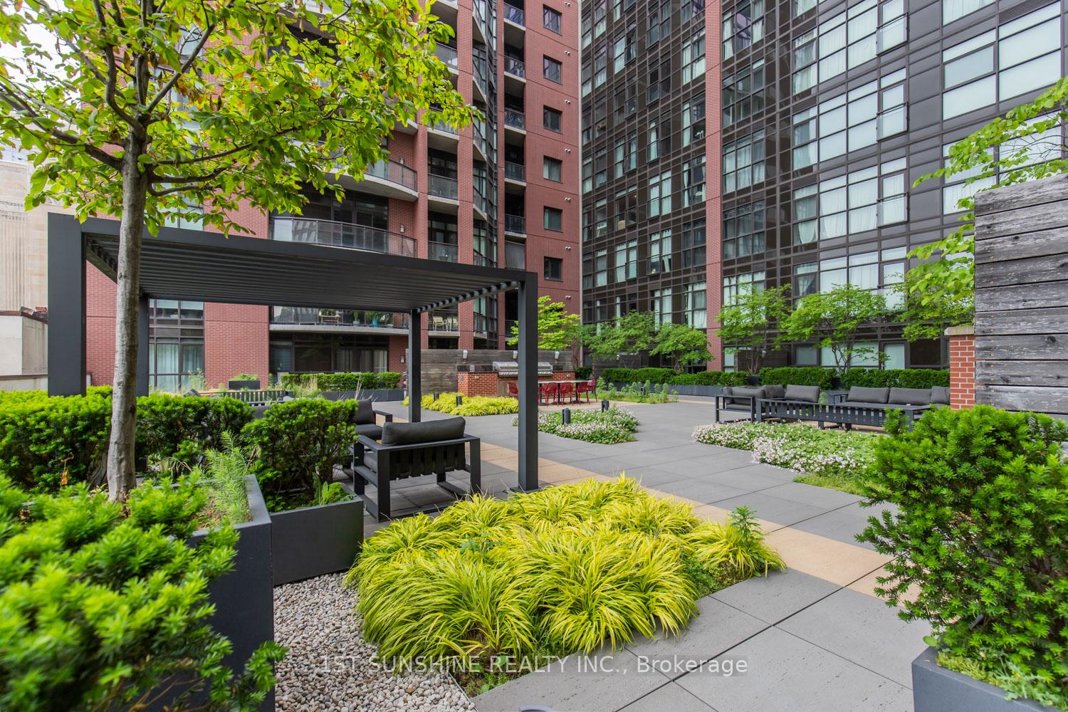 2 Bedrooms Condo at 112 King, Hamilton For sale