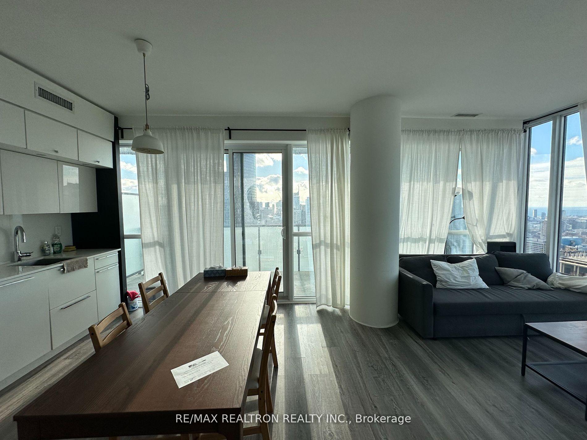 3 Bedrooms Condo at 15 Grenville,  Toronto For sale