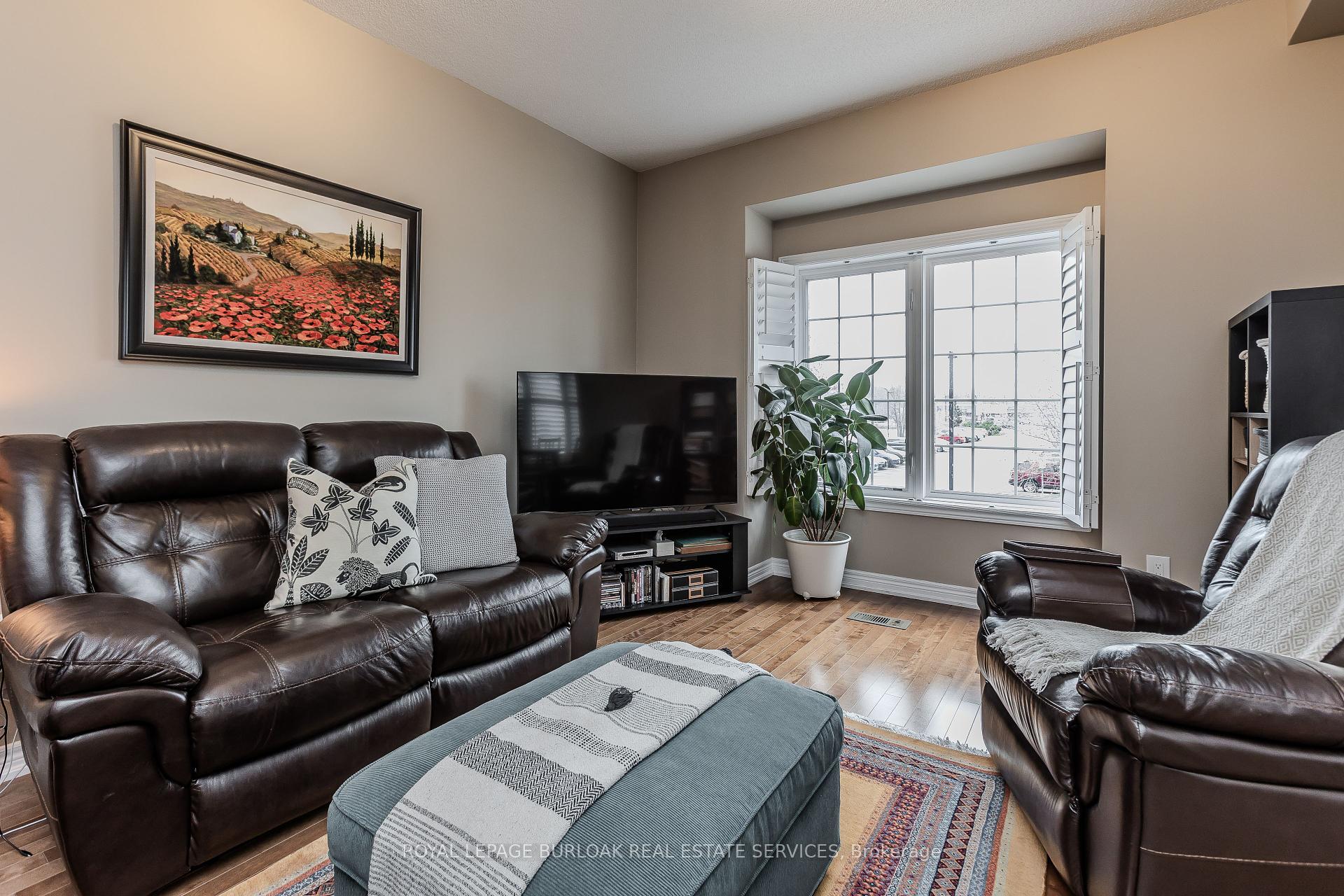 3 Bedrooms Condo at 1401 Plains, Burlington For sale