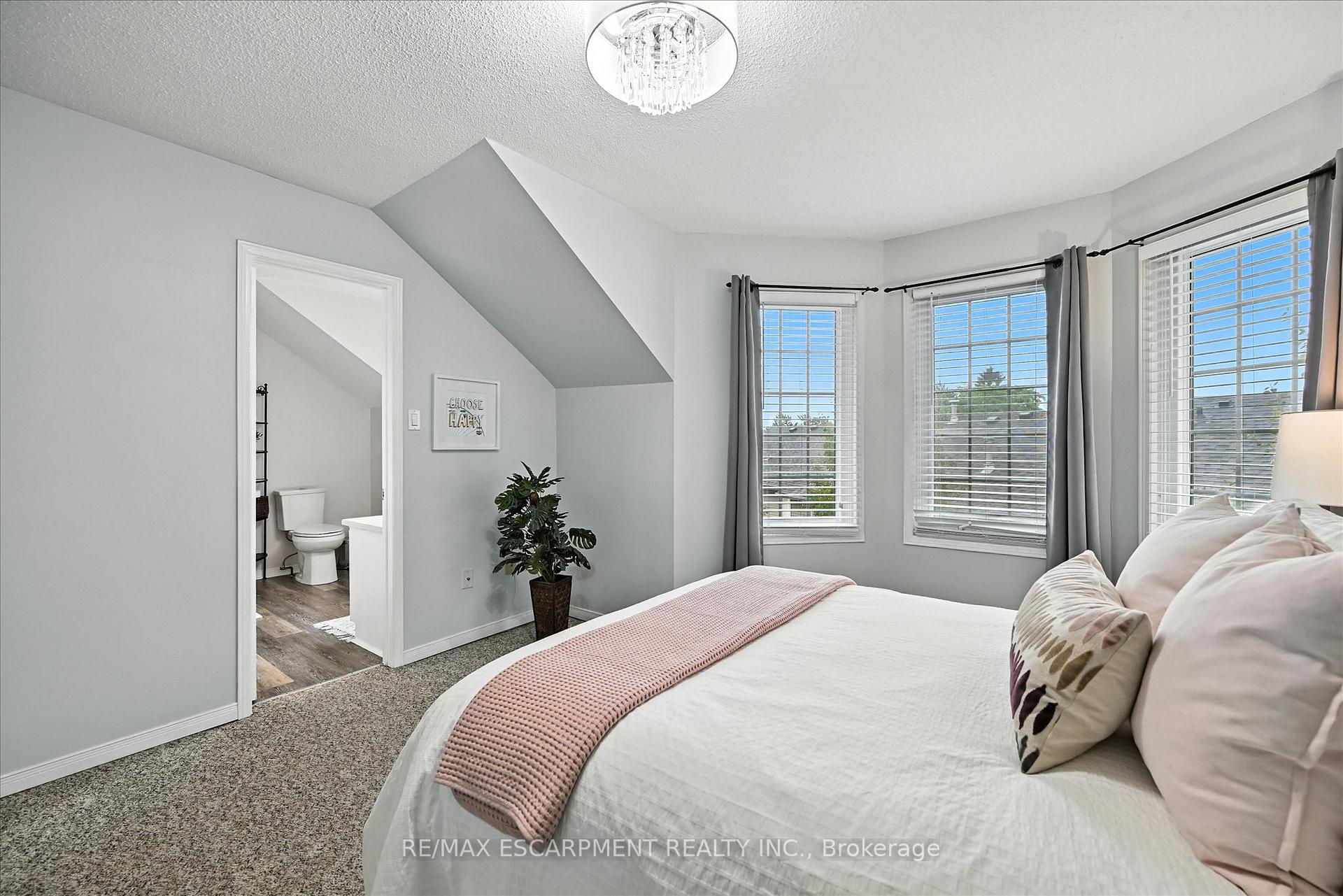 3 Bedrooms Condo at 2110 CLEAVER, Burlington For sale
