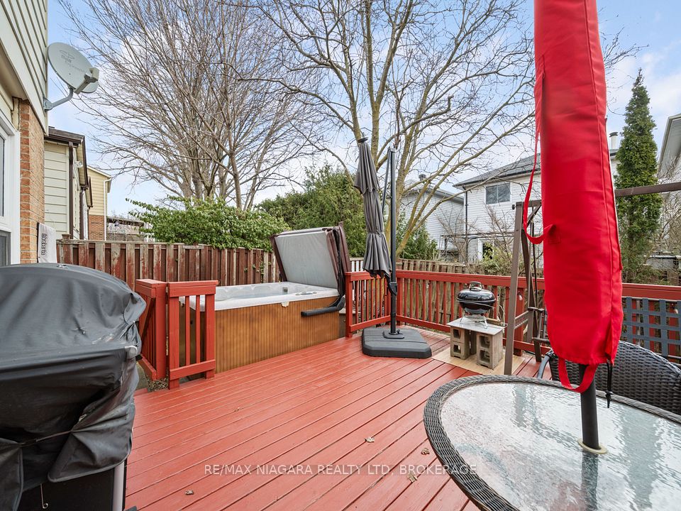 Nice deck and hot tub area