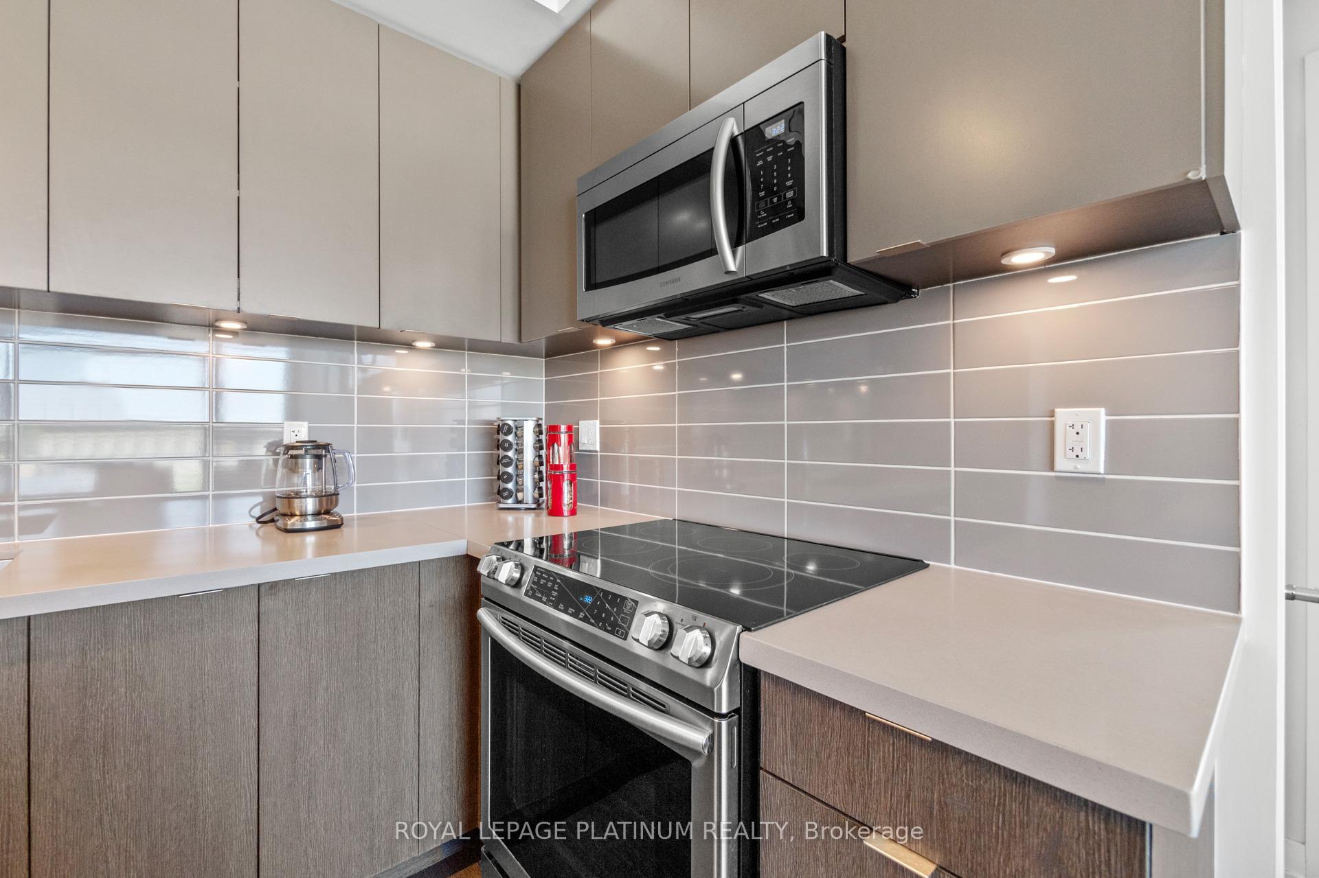 3 Bedrooms Condo at 4699 Glen Erin, Mississauga For sale