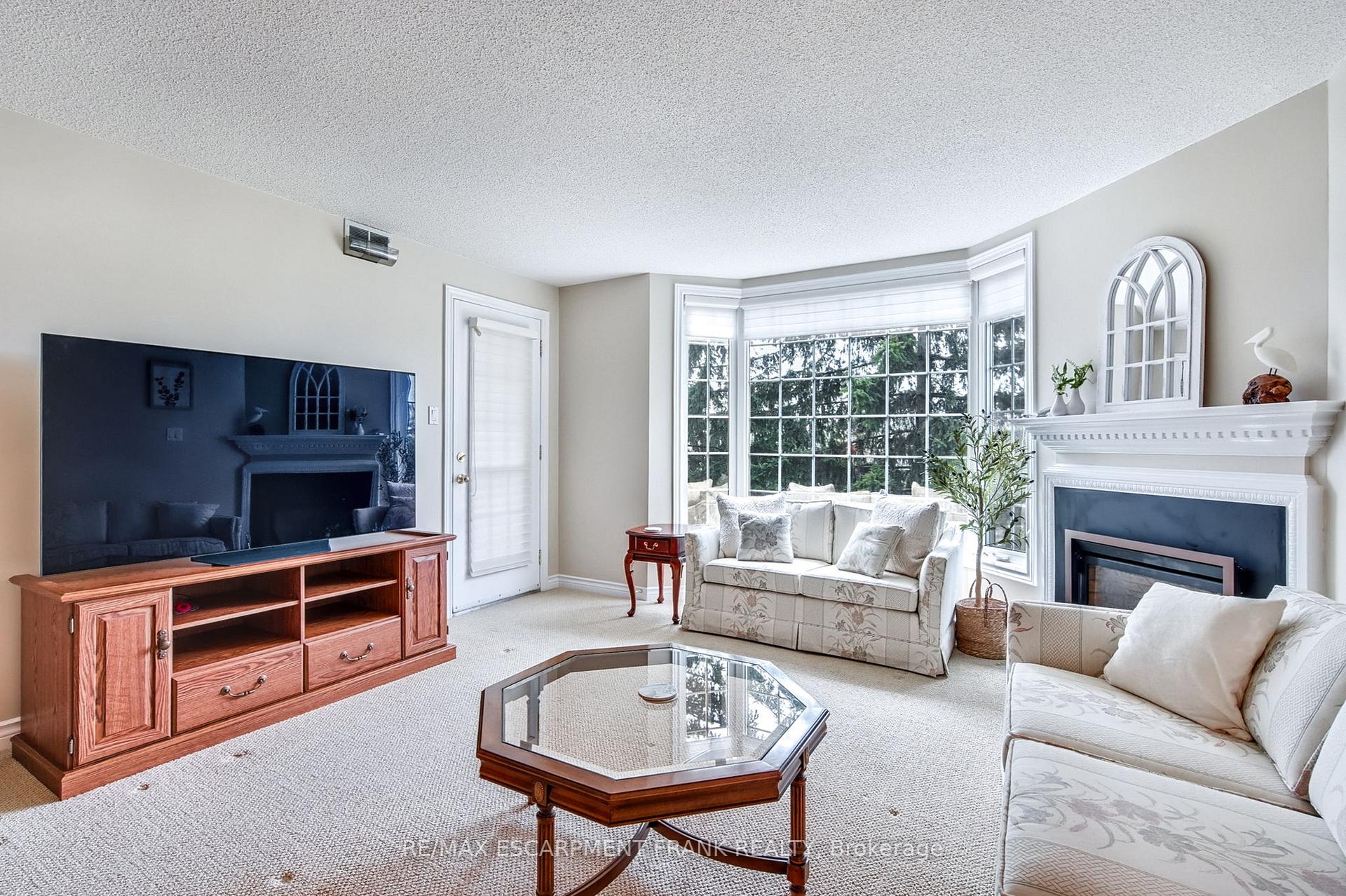 2 Bedrooms Condo at 970 Golf Links,  Hamilton For sale