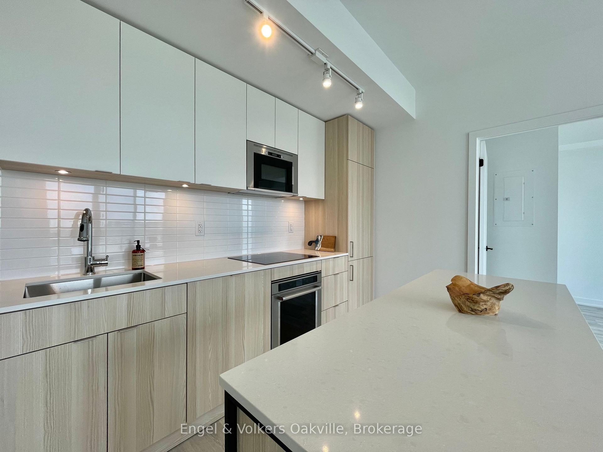2 Bedrooms Condo at 220 Missinnihe, Mississauga For sale