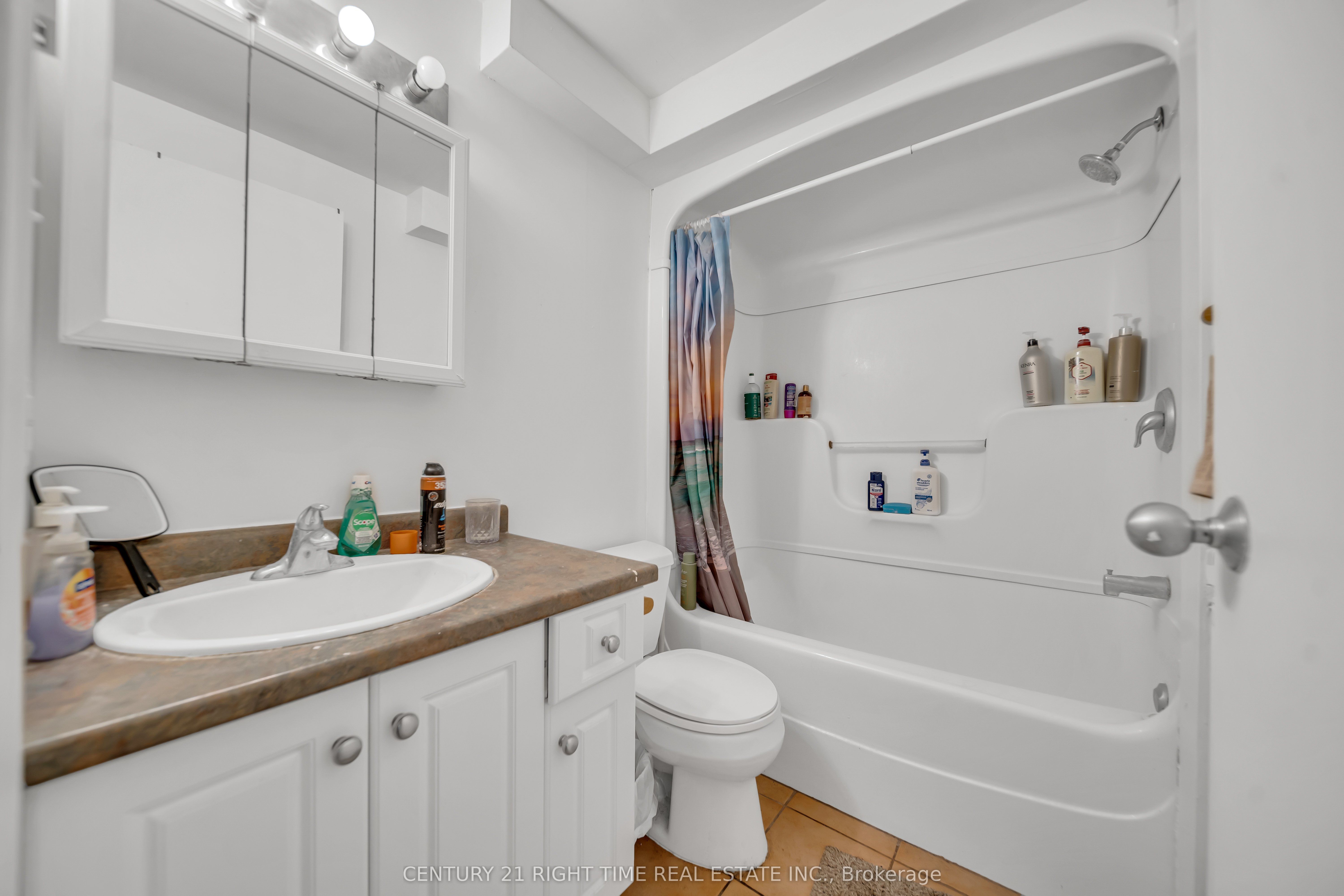 24 Columbia Street W