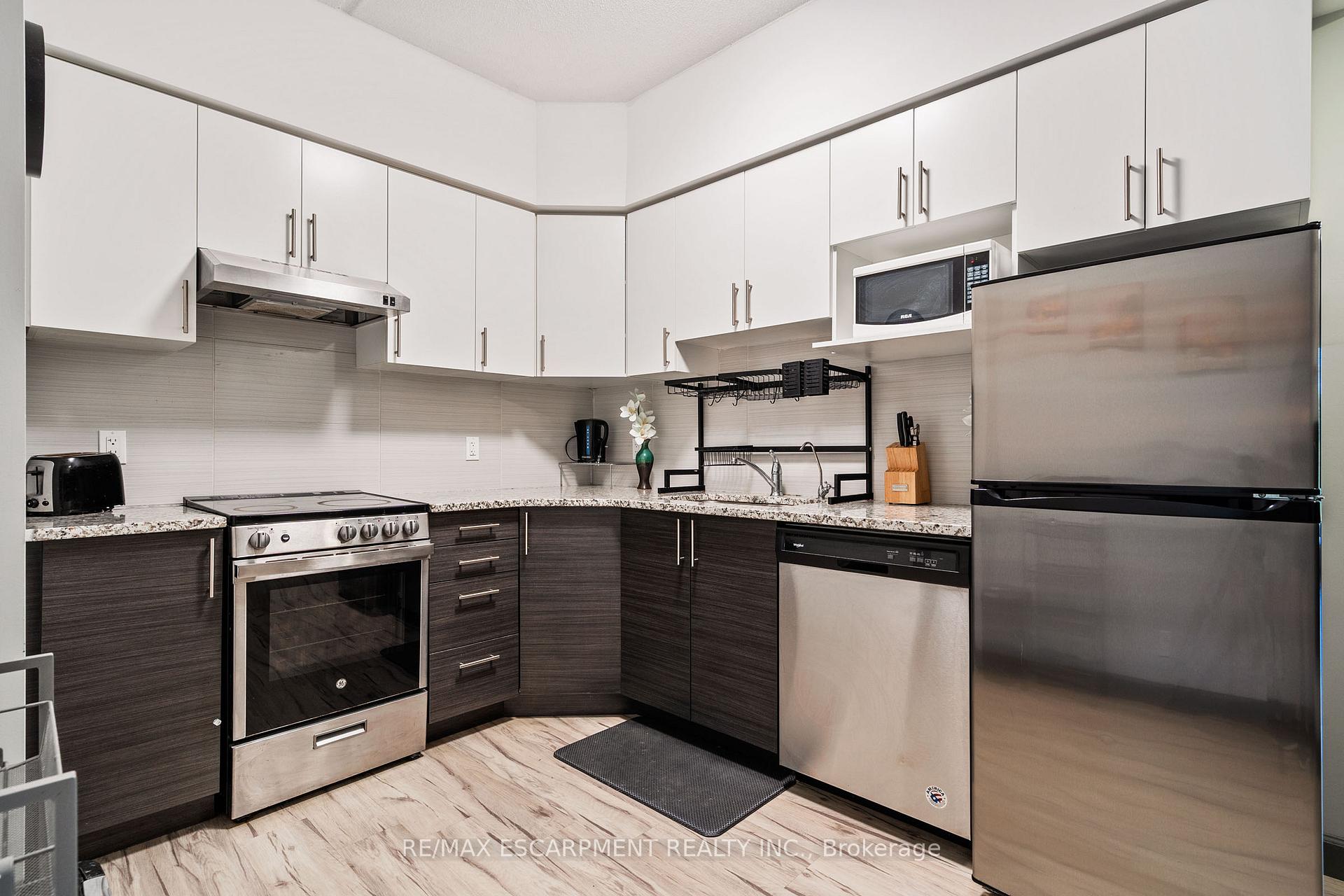 2 Bedrooms Condo at 77 LELAND, Hamilton For sale