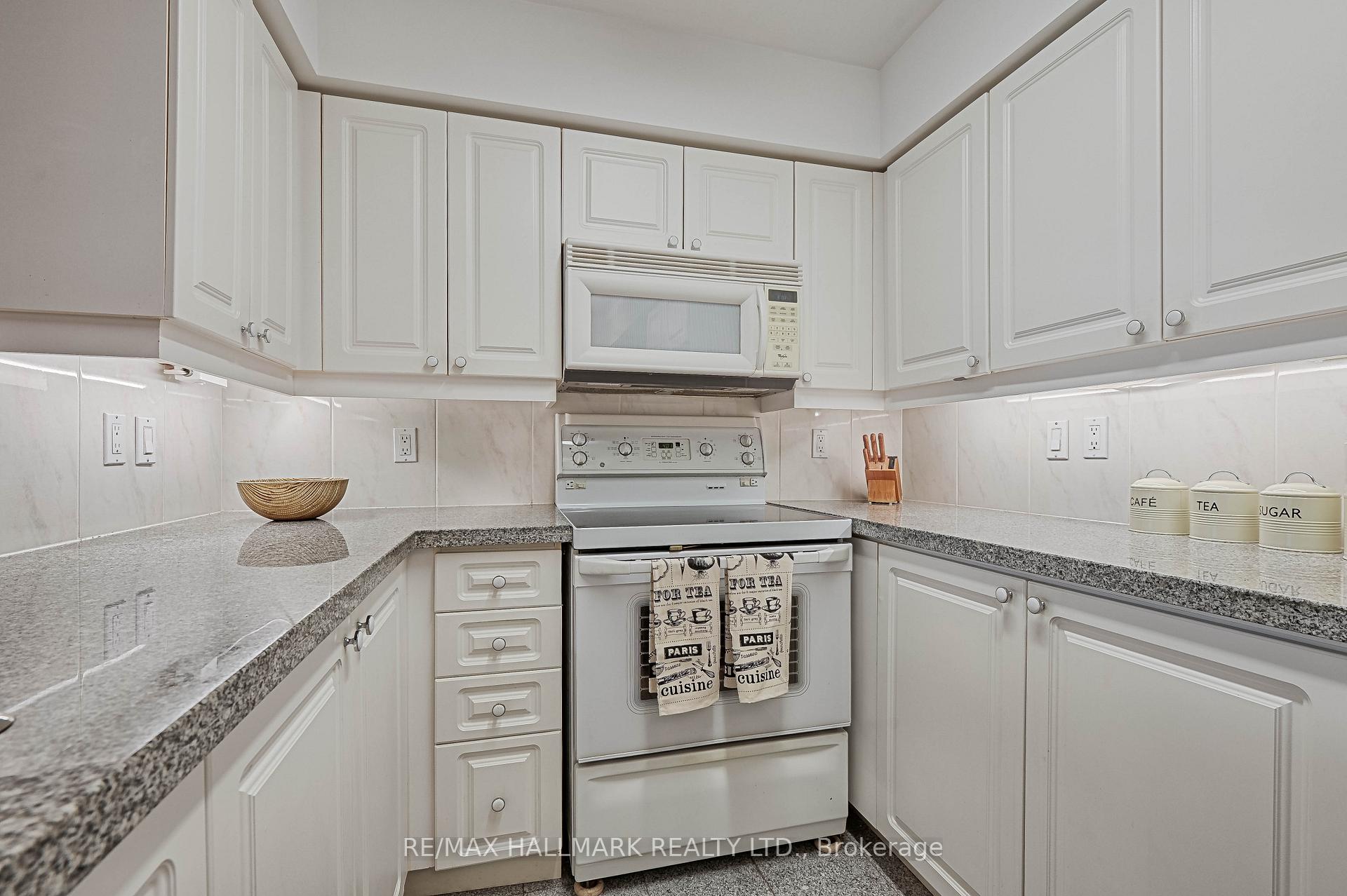 2 Bedrooms Condo at 388 Bloor, Toronto For sale