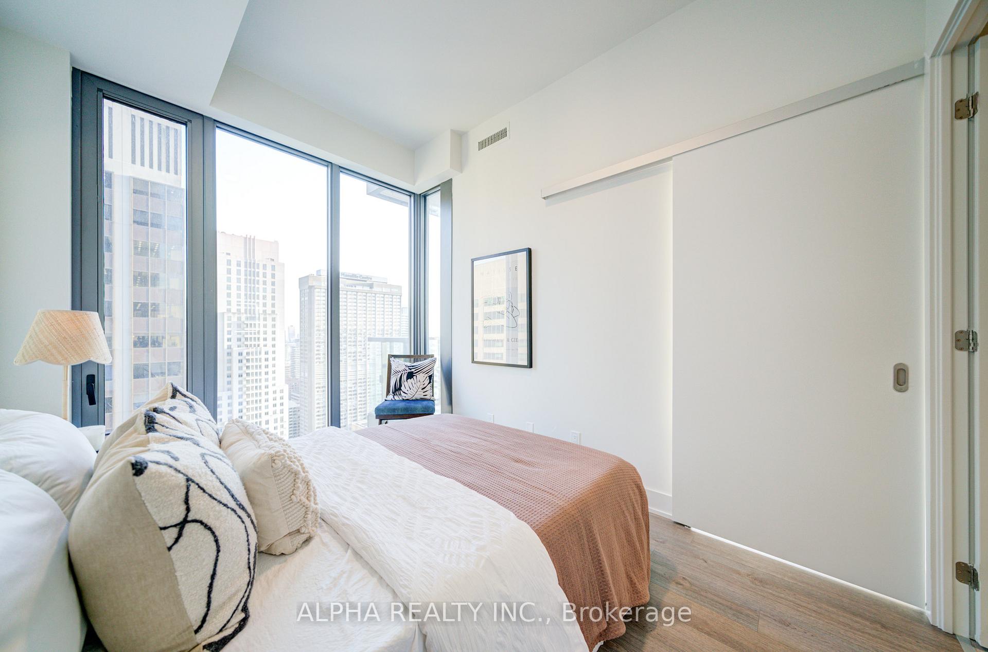 2 Bedrooms Condo at 8 Cumberland,  Toronto For sale