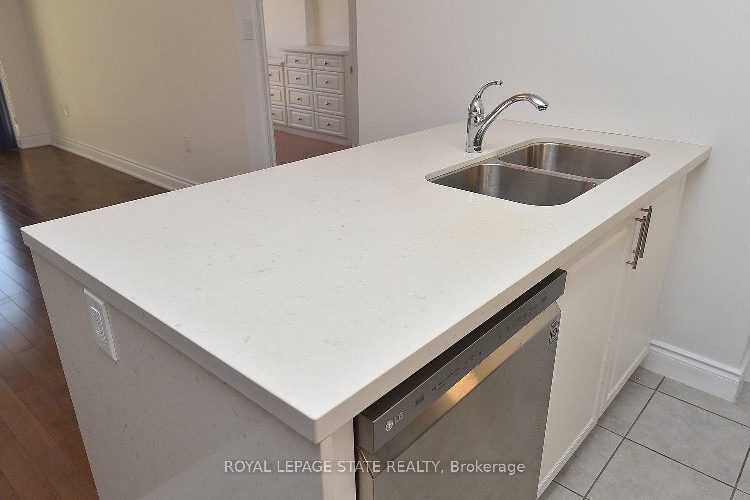 2 Bedrooms Condo at 90 Charlton, Hamilton For sale