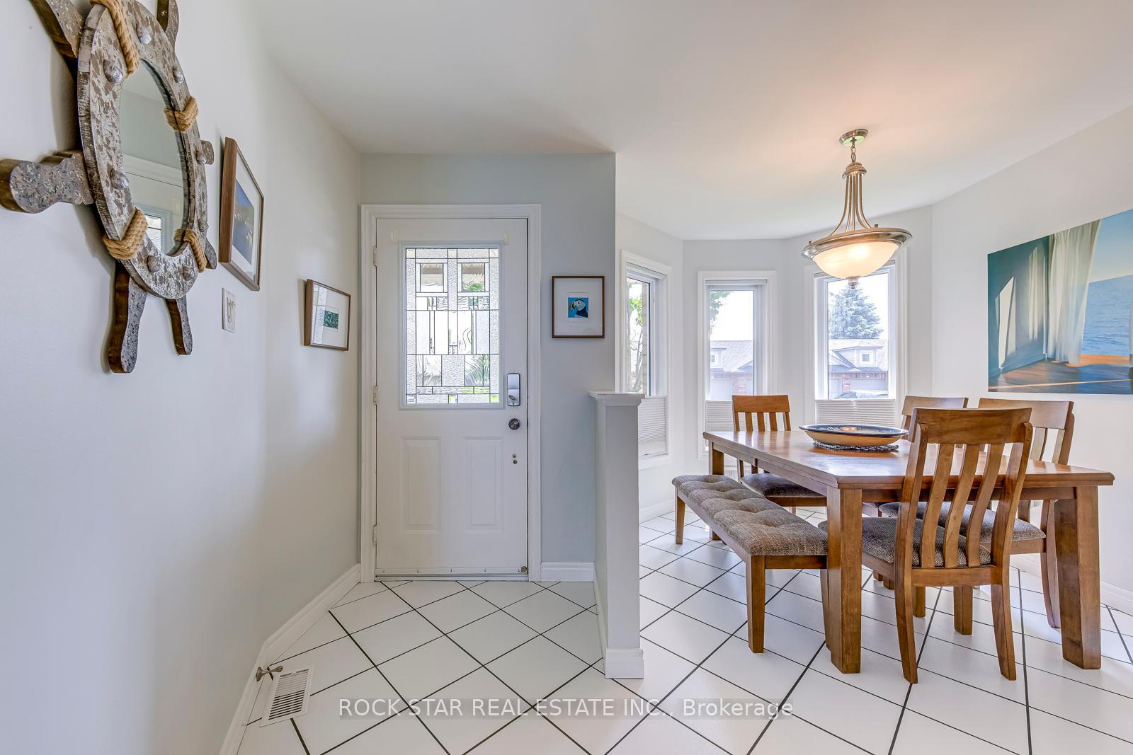 2 Bedrooms Condo at 515 North Service, Hamilton For sale