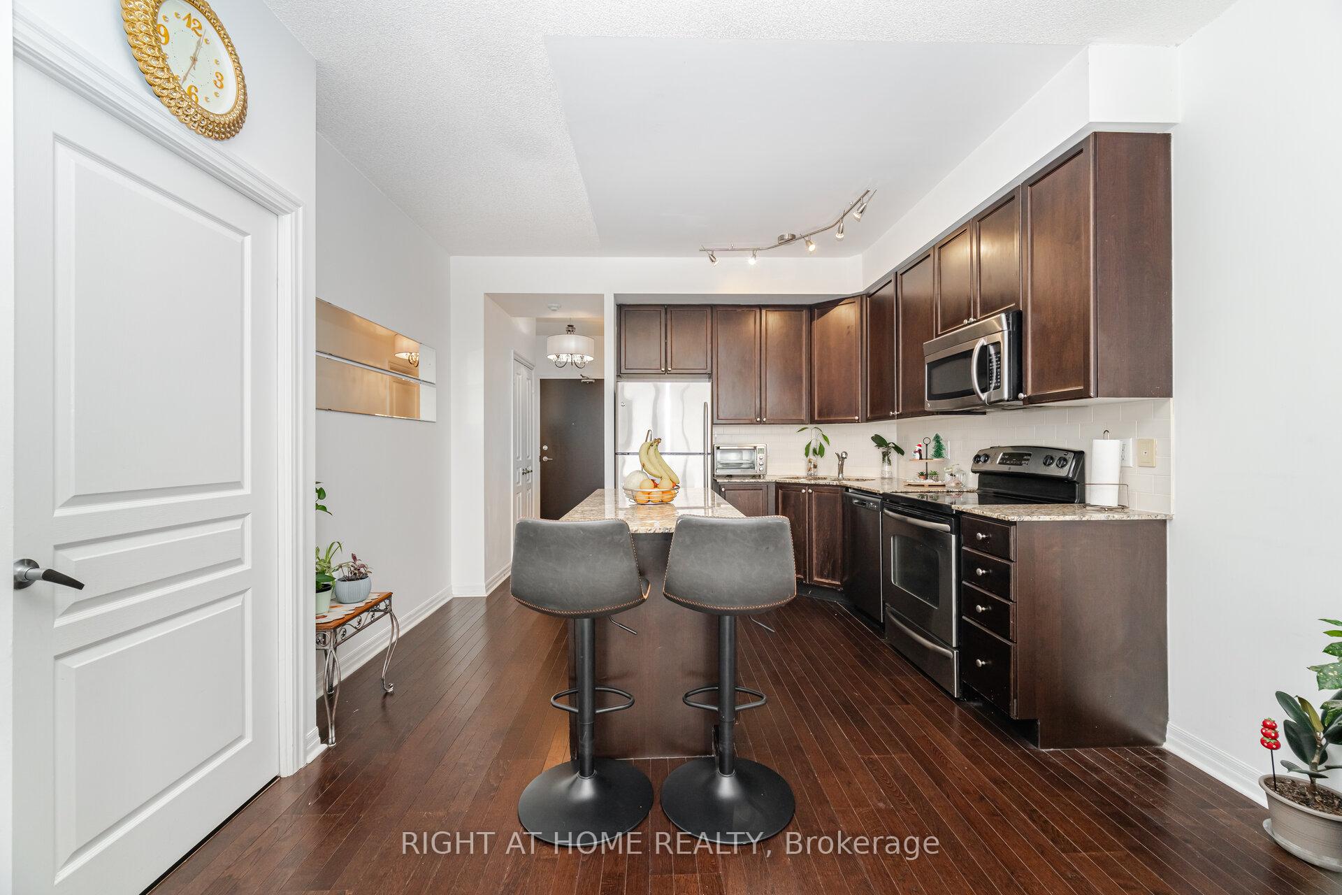 2 Bedrooms Condo at 225 Webb, Mississauga For sale