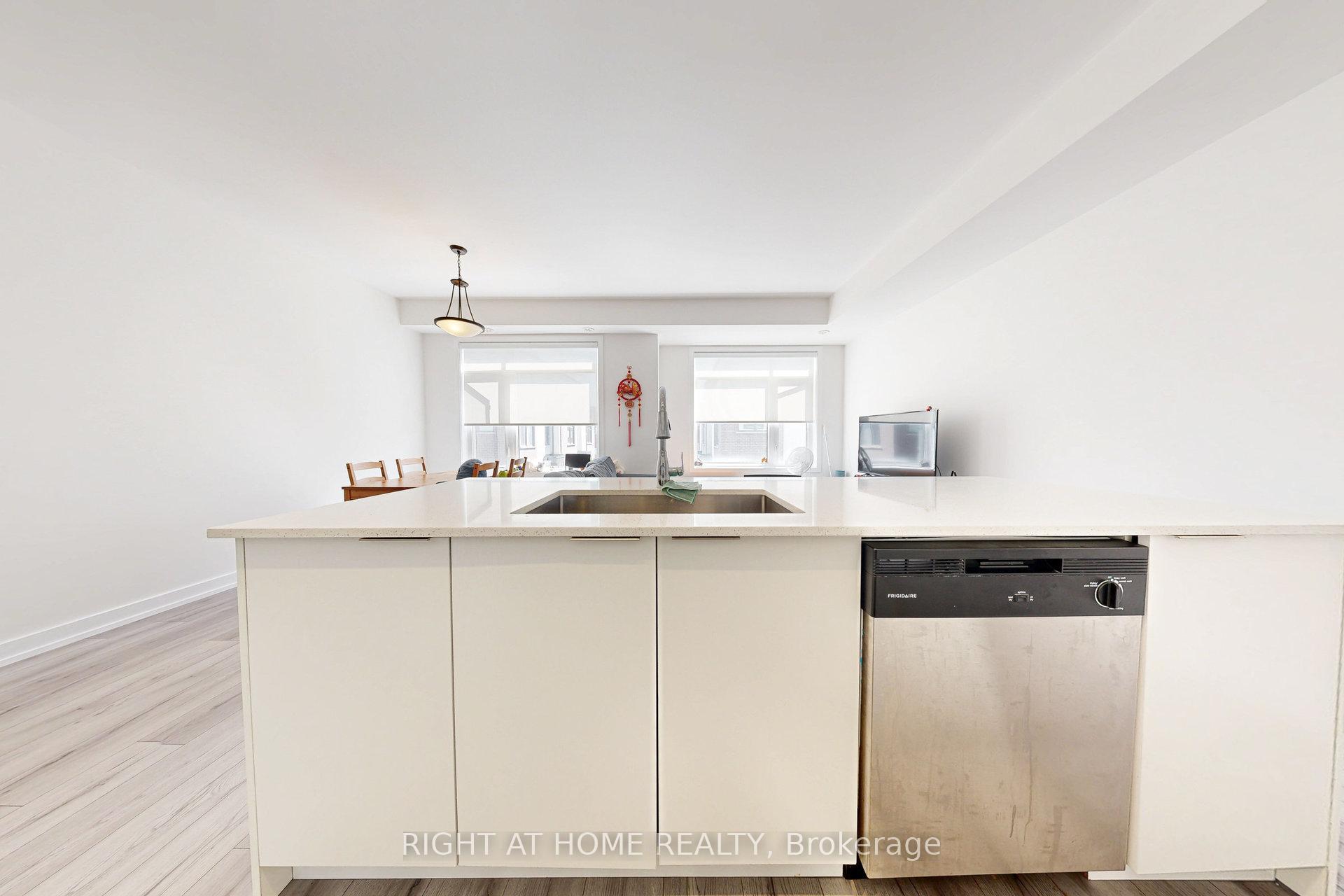 2 Bedrooms Condo at 3058 Sixth, Oakville For sale