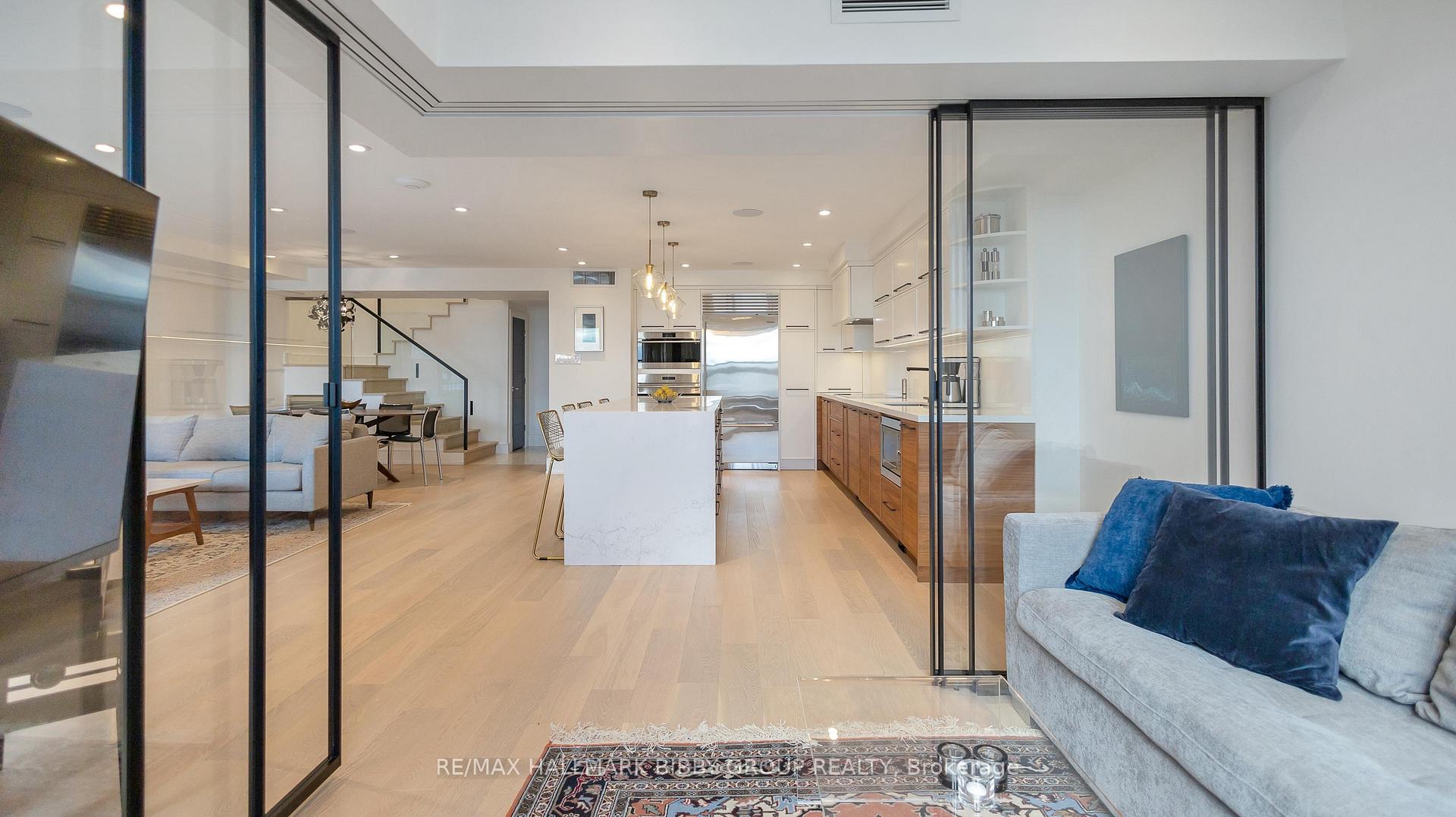 3 Bedrooms Condo at 99 Harbour, Toronto For sale