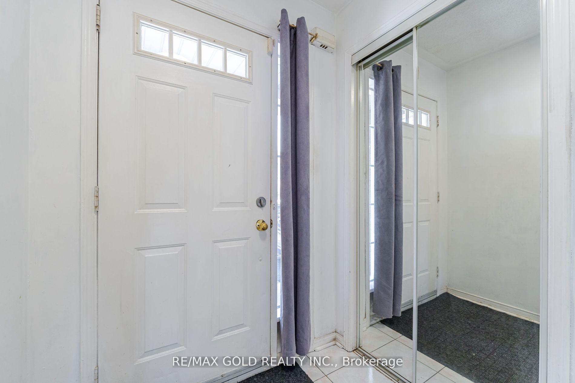 5 Bedrooms Condo at 24 Norman Wesley,  Toronto For sale