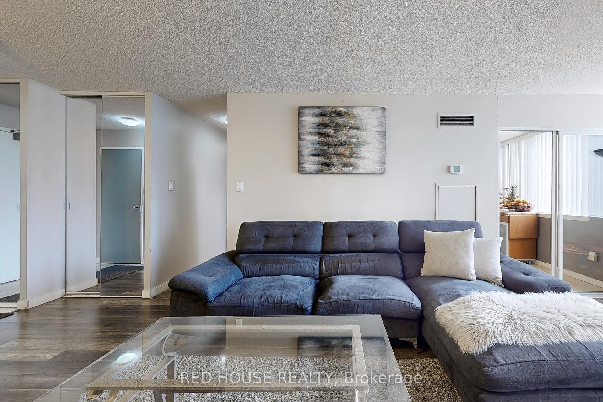 2 Bedrooms Condo at 10 Markbrook,  Toronto For sale