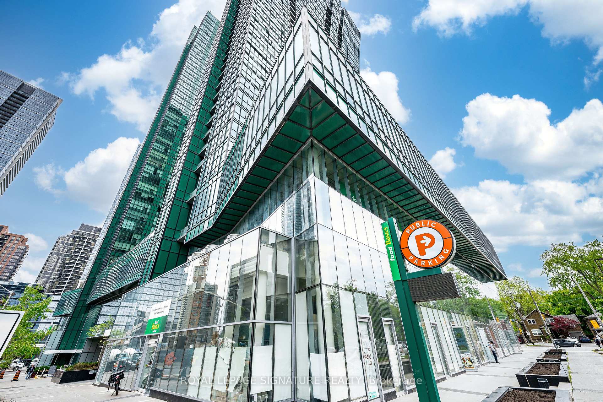 2 Bedrooms Condo at 11 Bogert, Toronto For sale