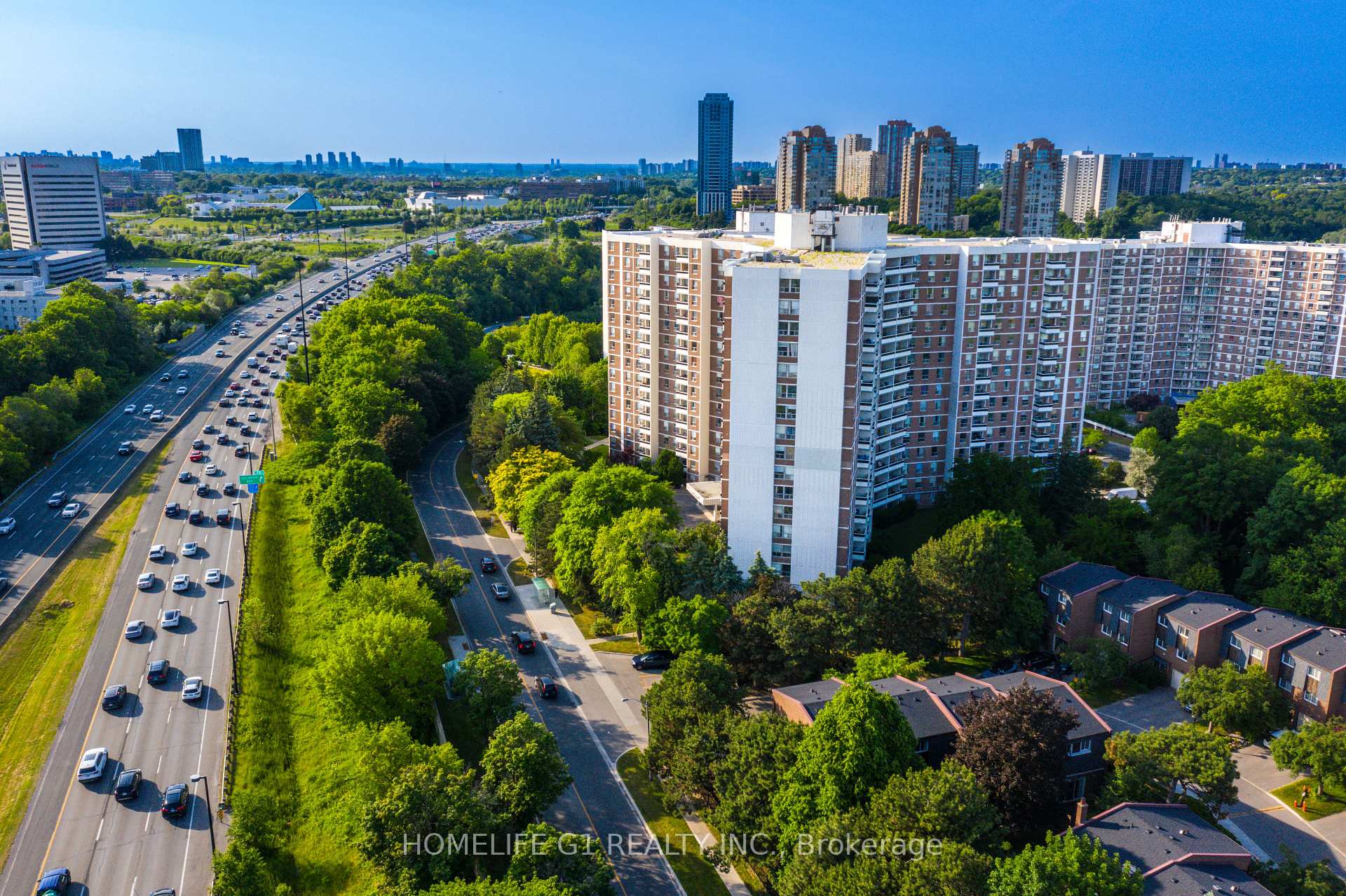 3 Bedrooms Condo at 5 Shady, Toronto For sale