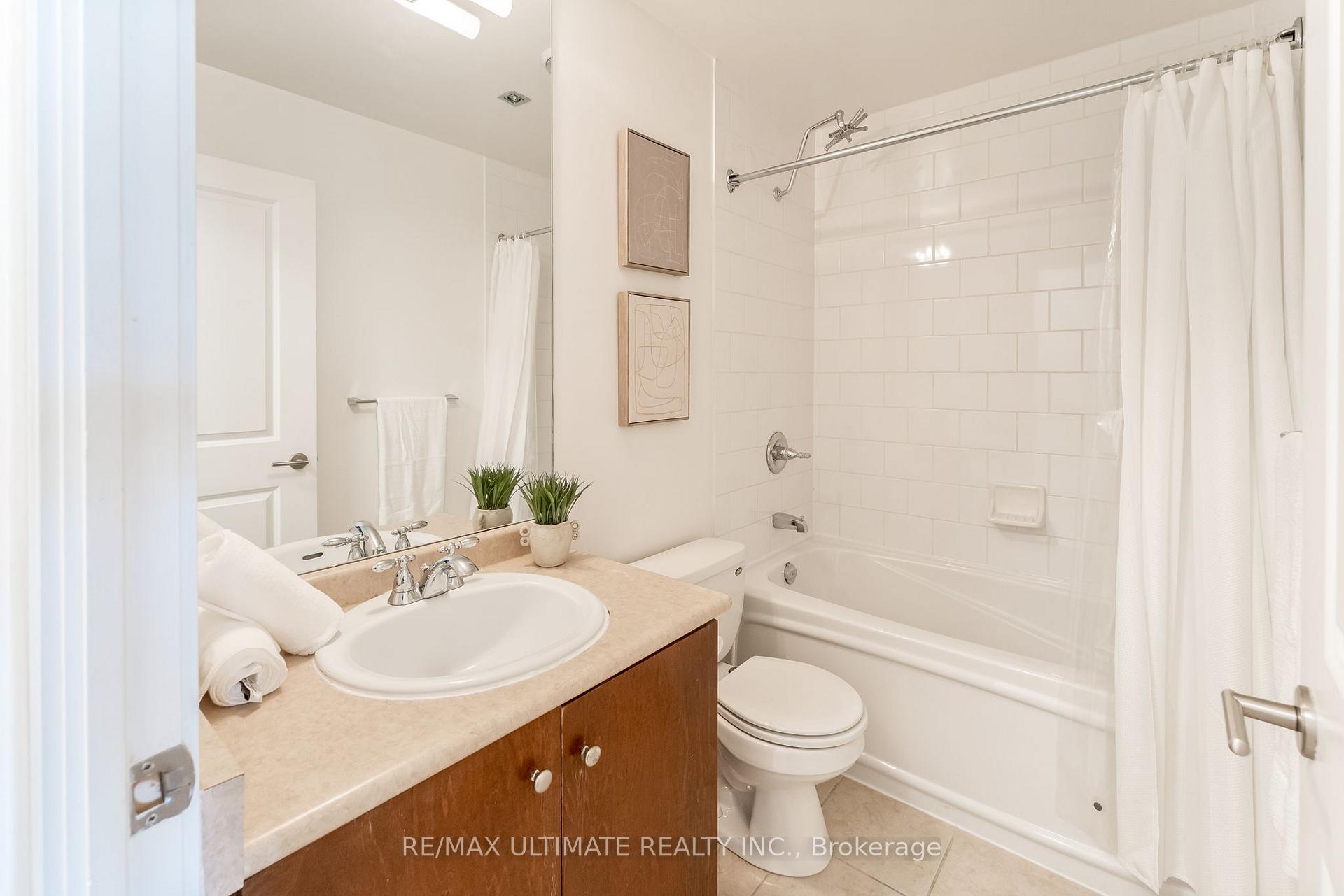 2 Bedrooms Condo at 18 Yorkville, Toronto For sale