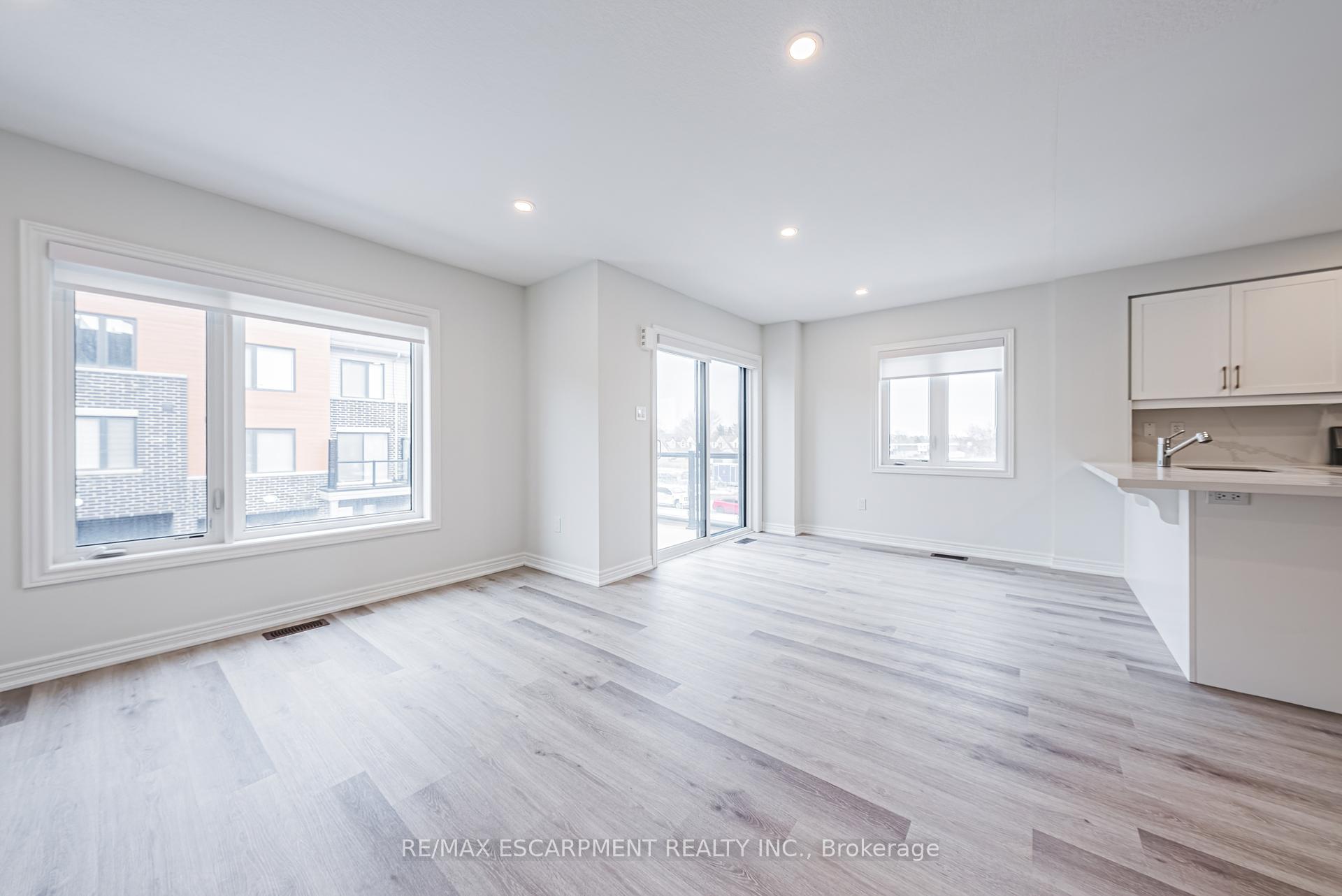 3 Bedrooms Condo at 55 Dryden,  Hamilton For sale