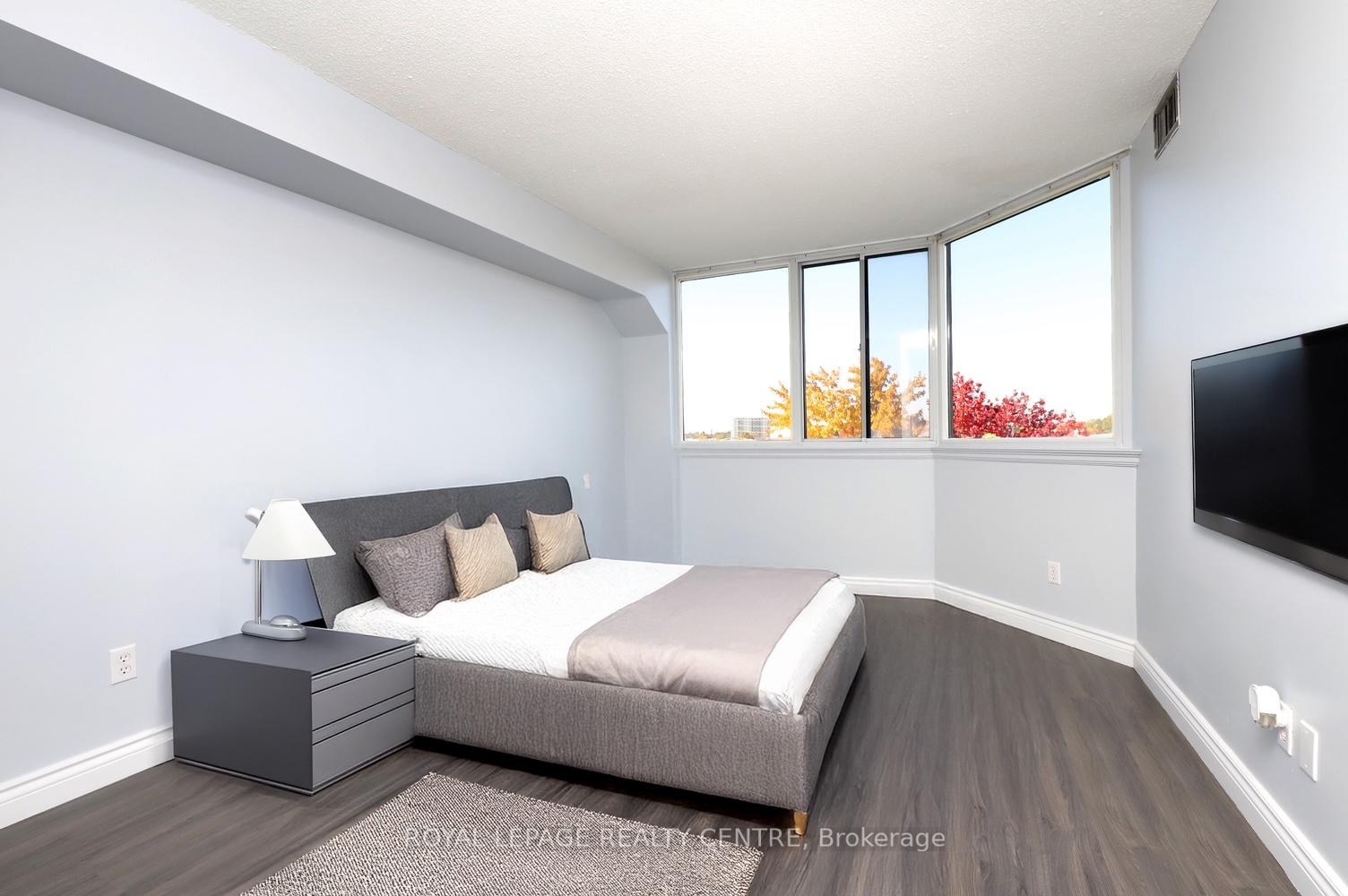 2 Bedrooms Condo at 1001 Cedarglen, Mississauga For sale