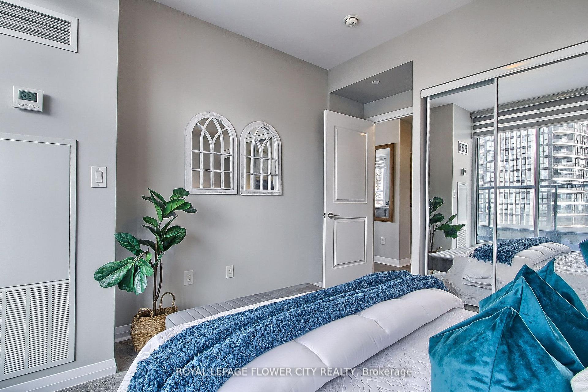3 Bedrooms Condo at 5025 Four Springs, Mississauga For sale