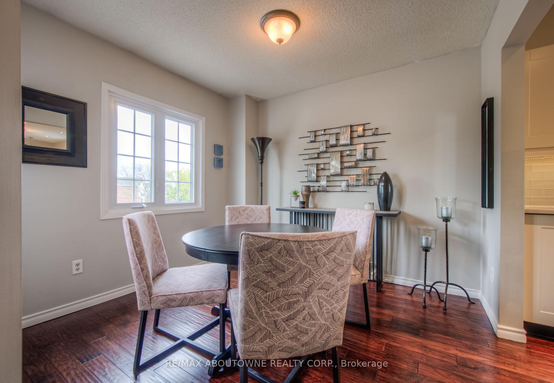 2 Bedrooms Condo at 2110 Cleaver, Burlington For sale
