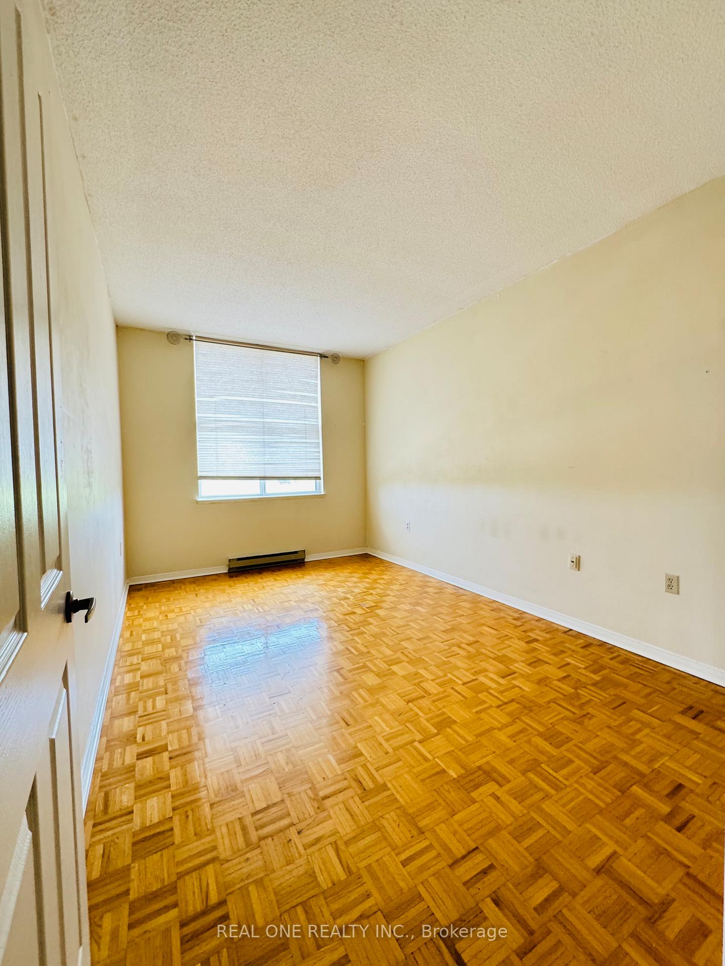 2 Bedrooms Condo at 2199 Sixth, Oakville For sale