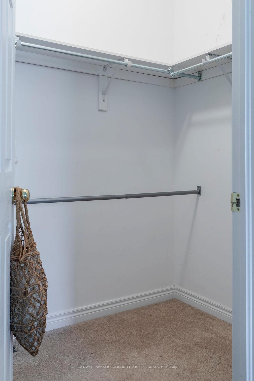 2 Bedrooms Condo at 130 Southbrook, Hamilton For sale