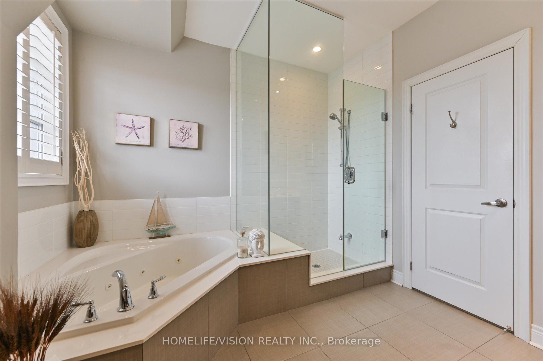 4 Bedrooms Condo at 2 Agar, Vaughan For sale