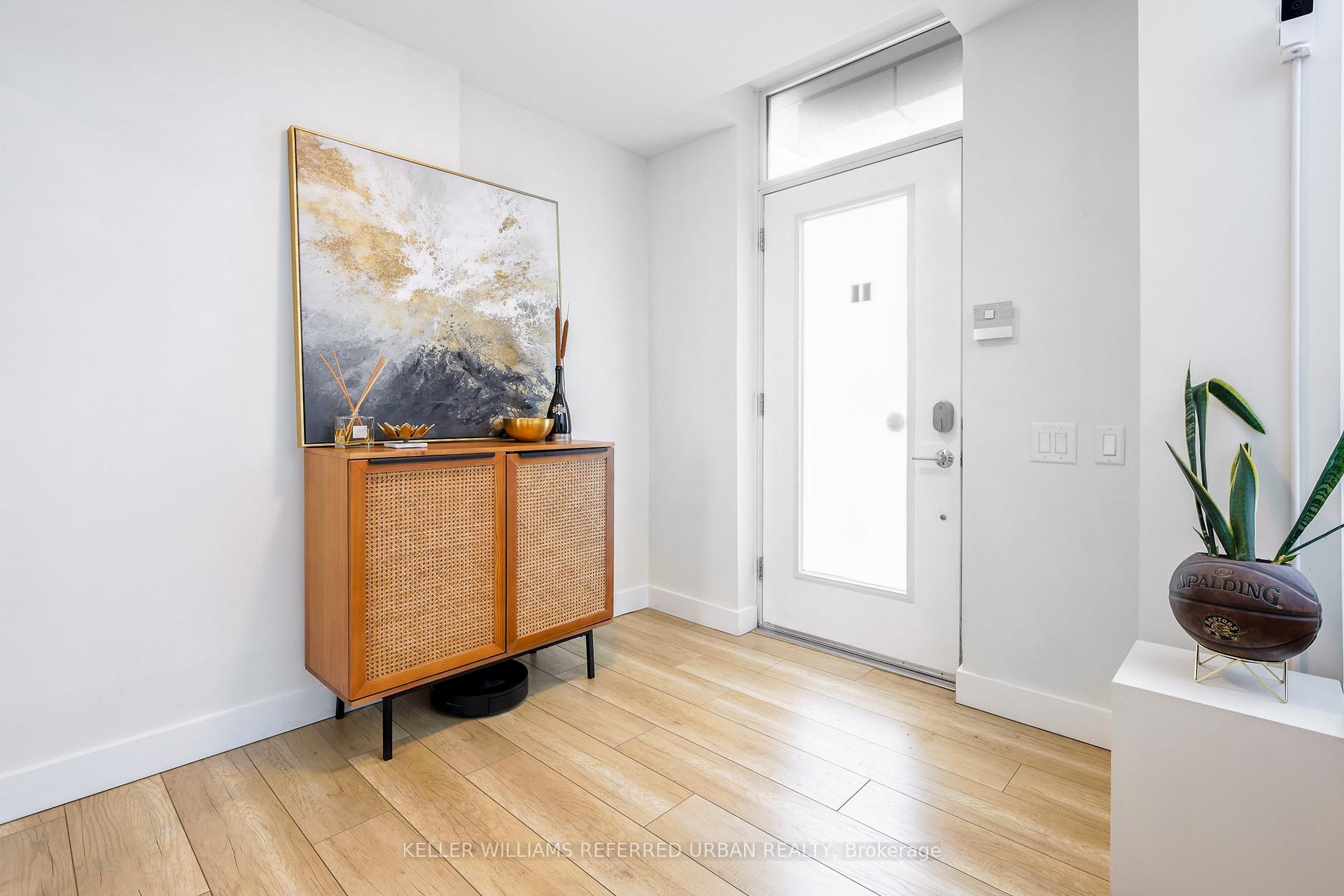 2 Bedrooms Condo at 19 Town Centre, Toronto For sale