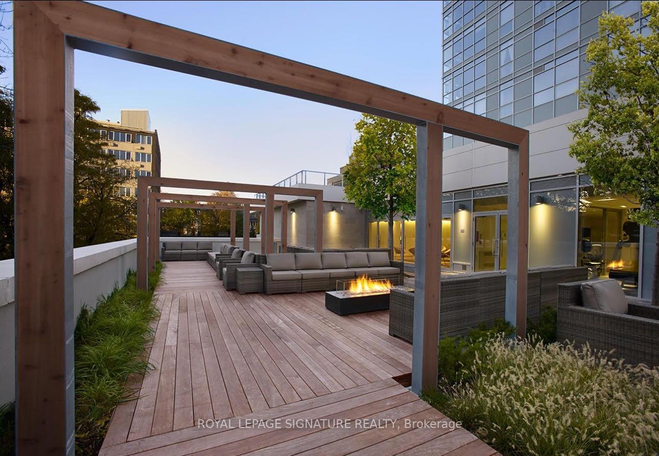 2 Bedrooms Condo at 170 Avenue, Toronto For sale