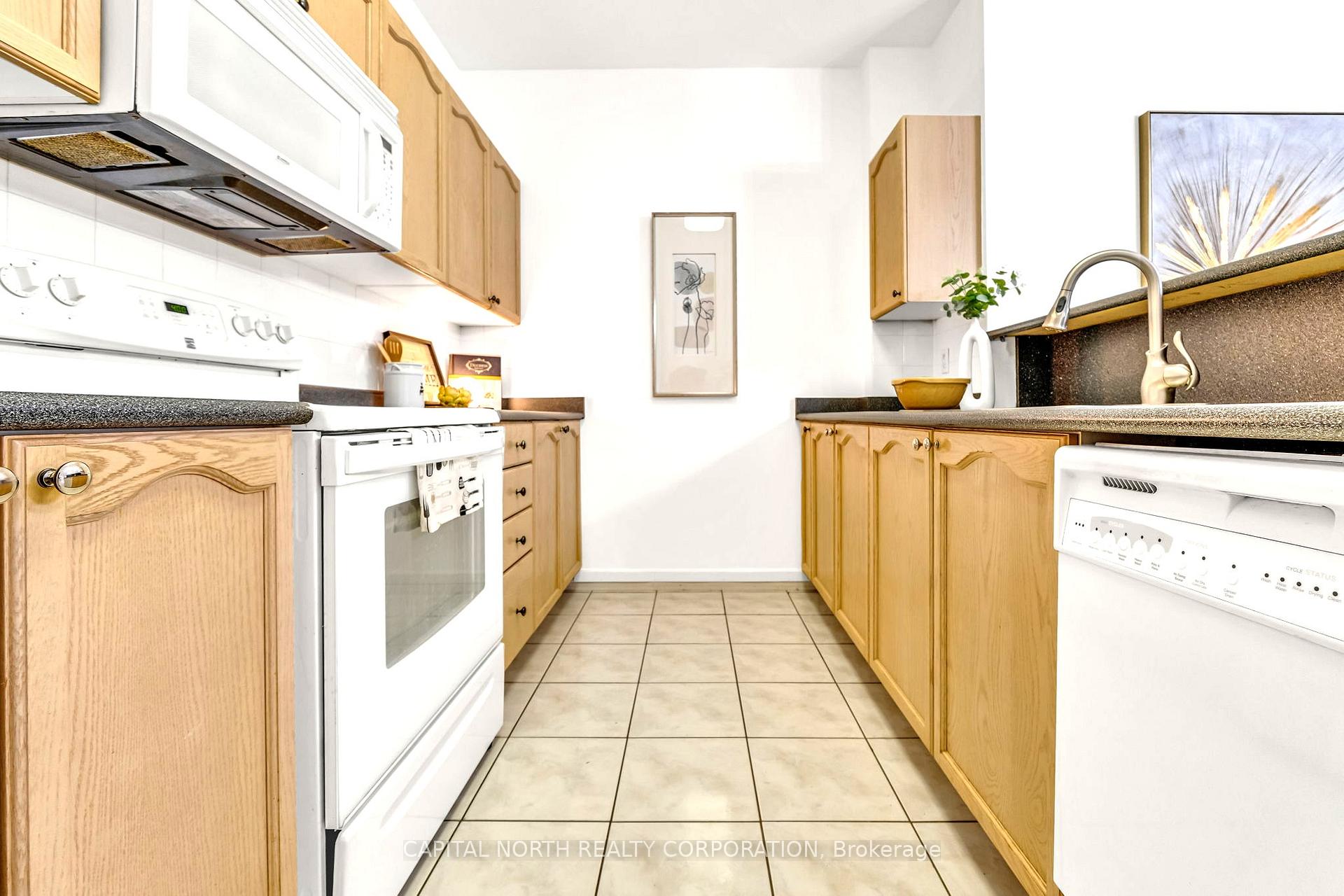 3 Bedrooms Condo at 33 Wallace, Vaughan For sale