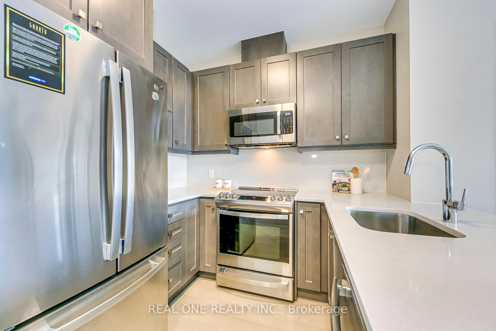 2 Bedrooms Condo at 95 Dundas, Oakville For sale