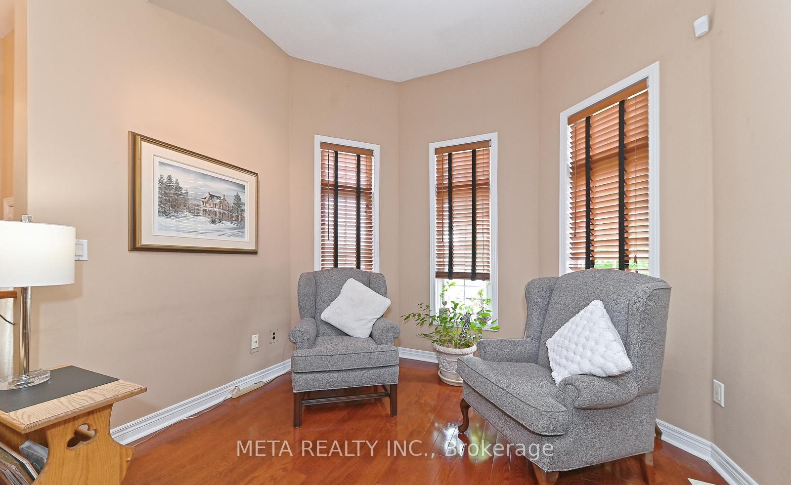138 Van scott Drive N, #UPPER