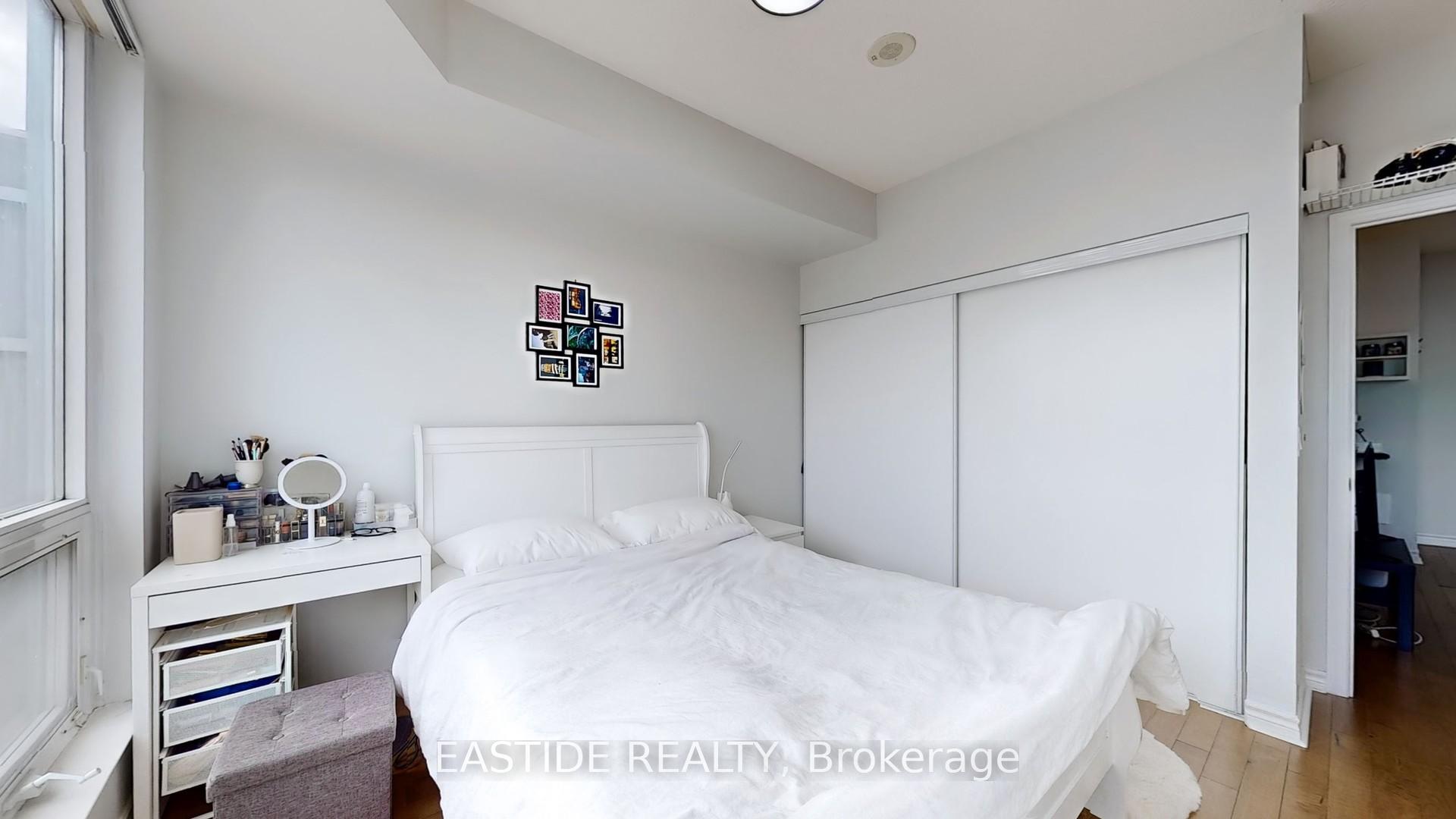 2 Bedrooms Condo at 18 Holmes, Toronto For sale