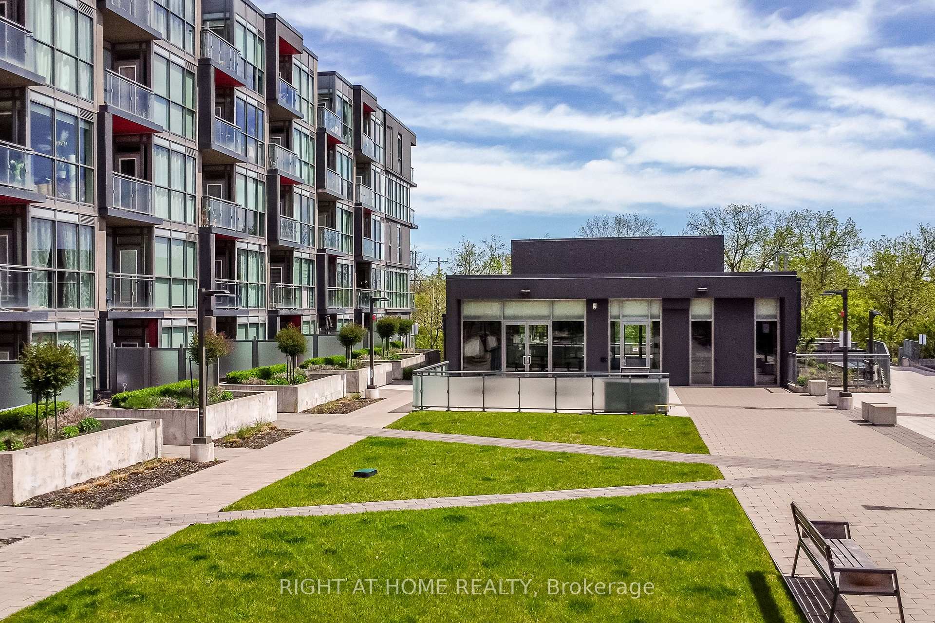 3 Bedrooms Condo at 5230 Dundas, Burlington For sale