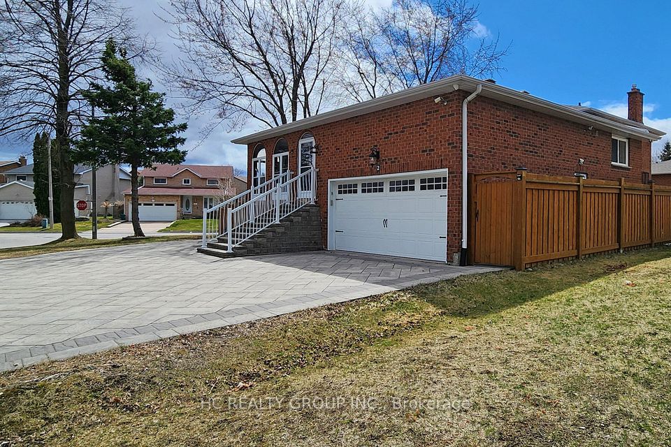 2 Heathrow Court, Markham, ON L3R 3T8