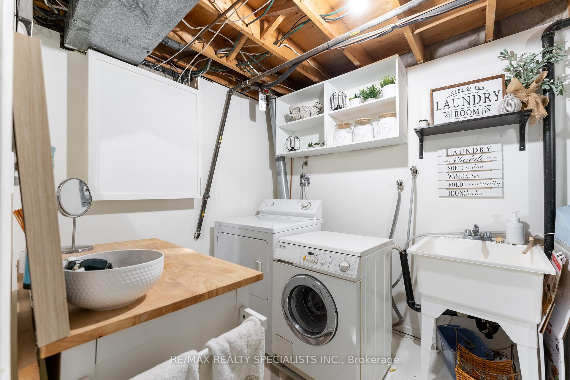 4 Bedrooms Condo at 2230 Upper Middle, Burlington For sale