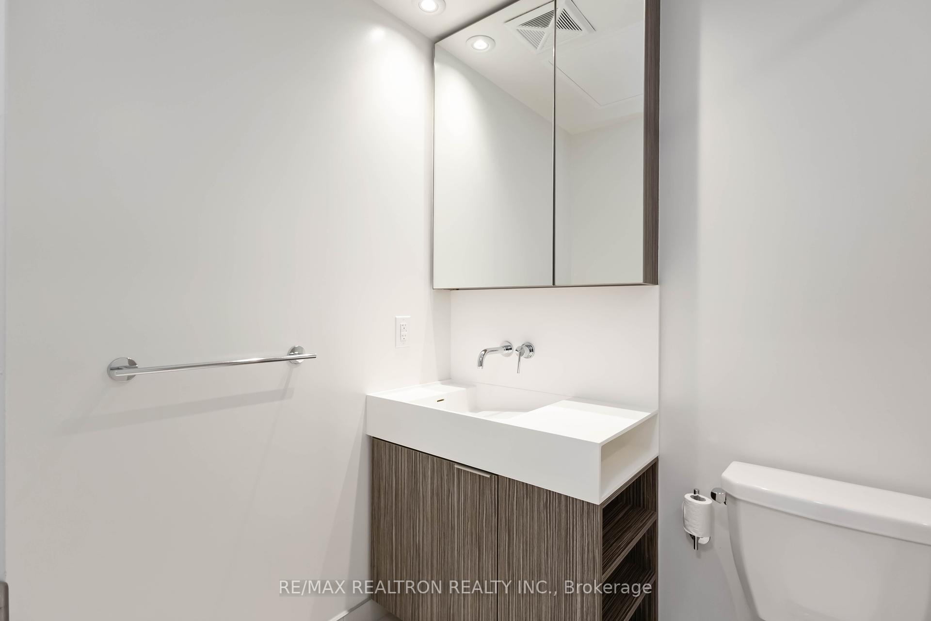 2 Bedrooms Condo at 20 Richardson, Toronto For sale