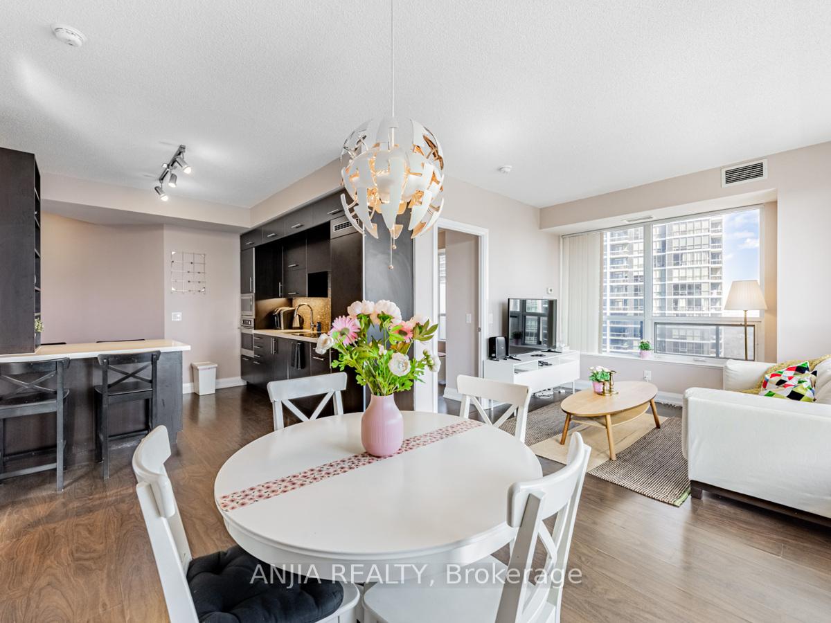 3 Bedrooms Condo at 2 Anndale,  Toronto For sale