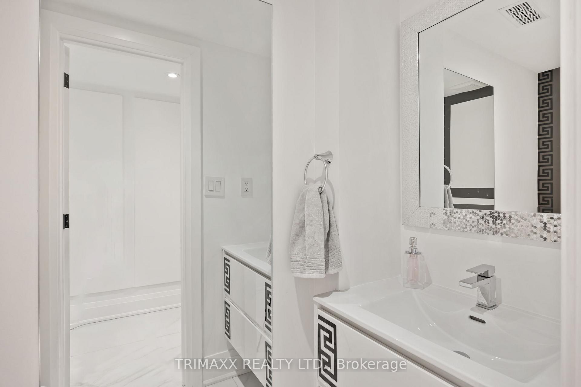 4 Bedrooms Condo at 4165 Fieldgate, Mississauga For sale